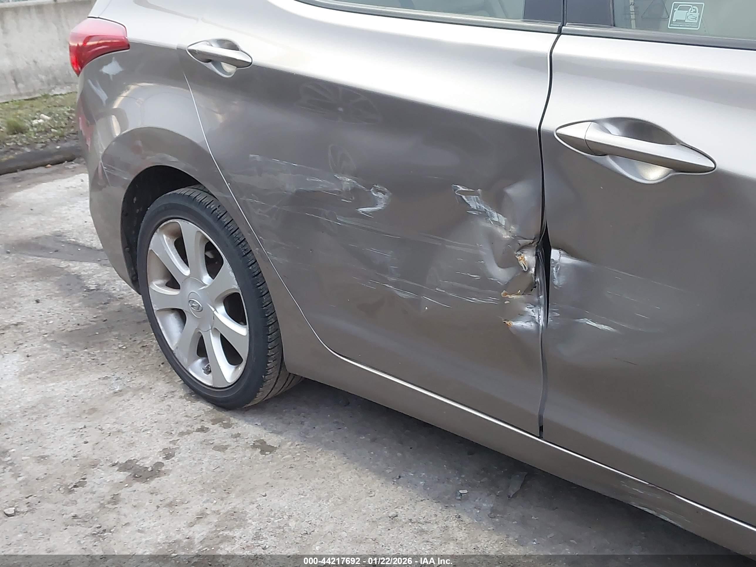 HYUNDAI ELANTRA image 6