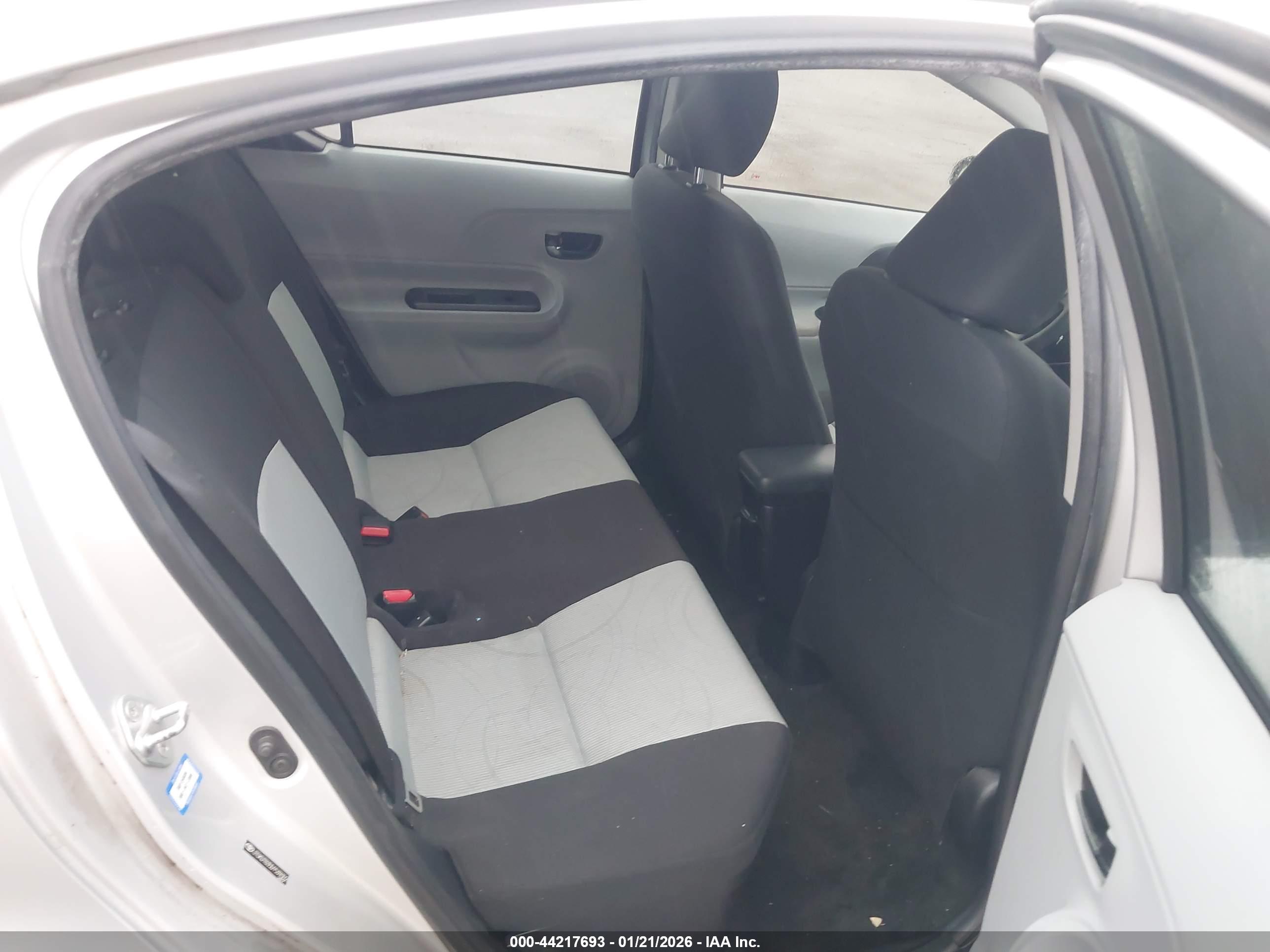 TOYOTA PRIUS image 8