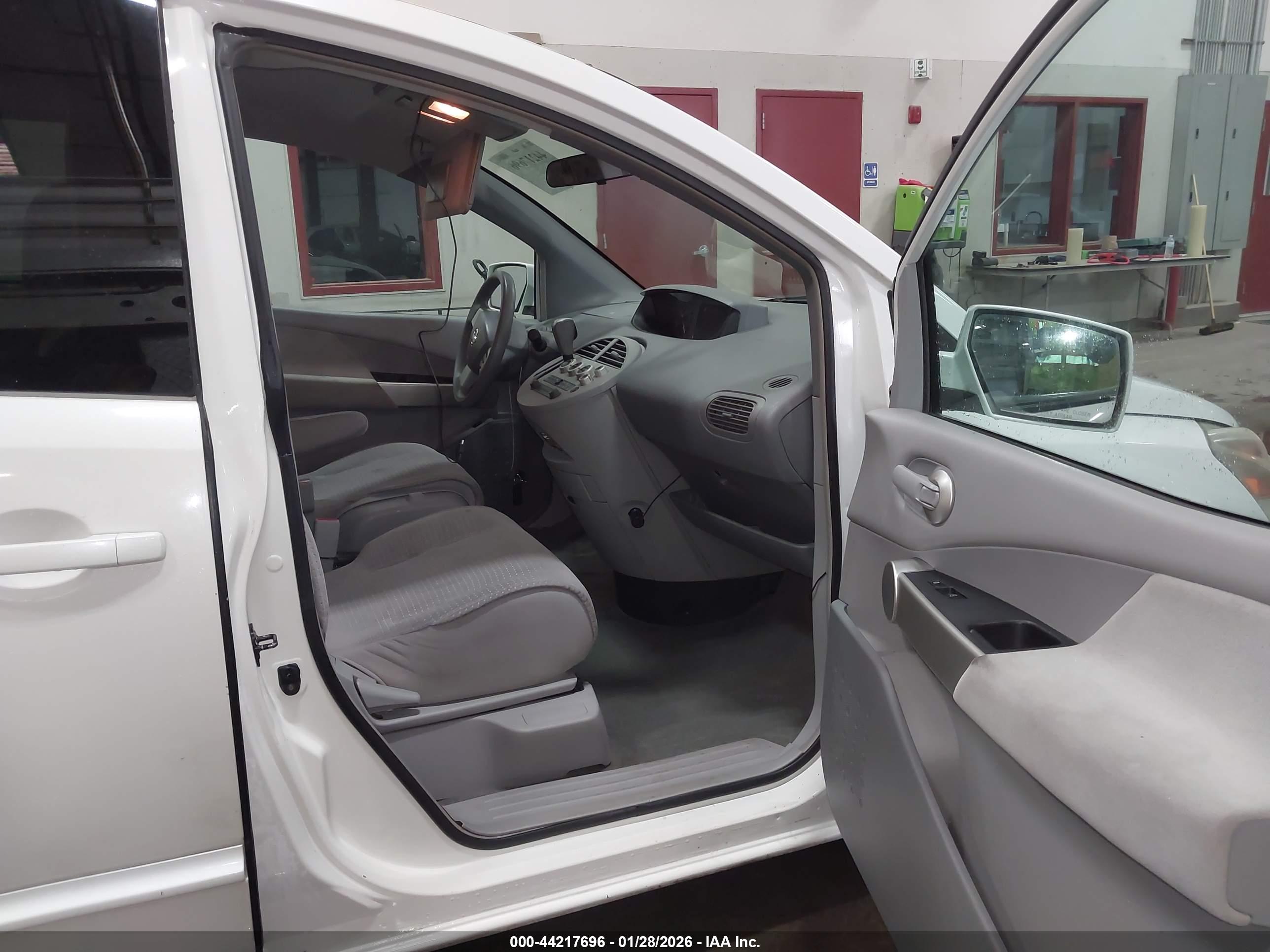 NISSAN QUEST image 5