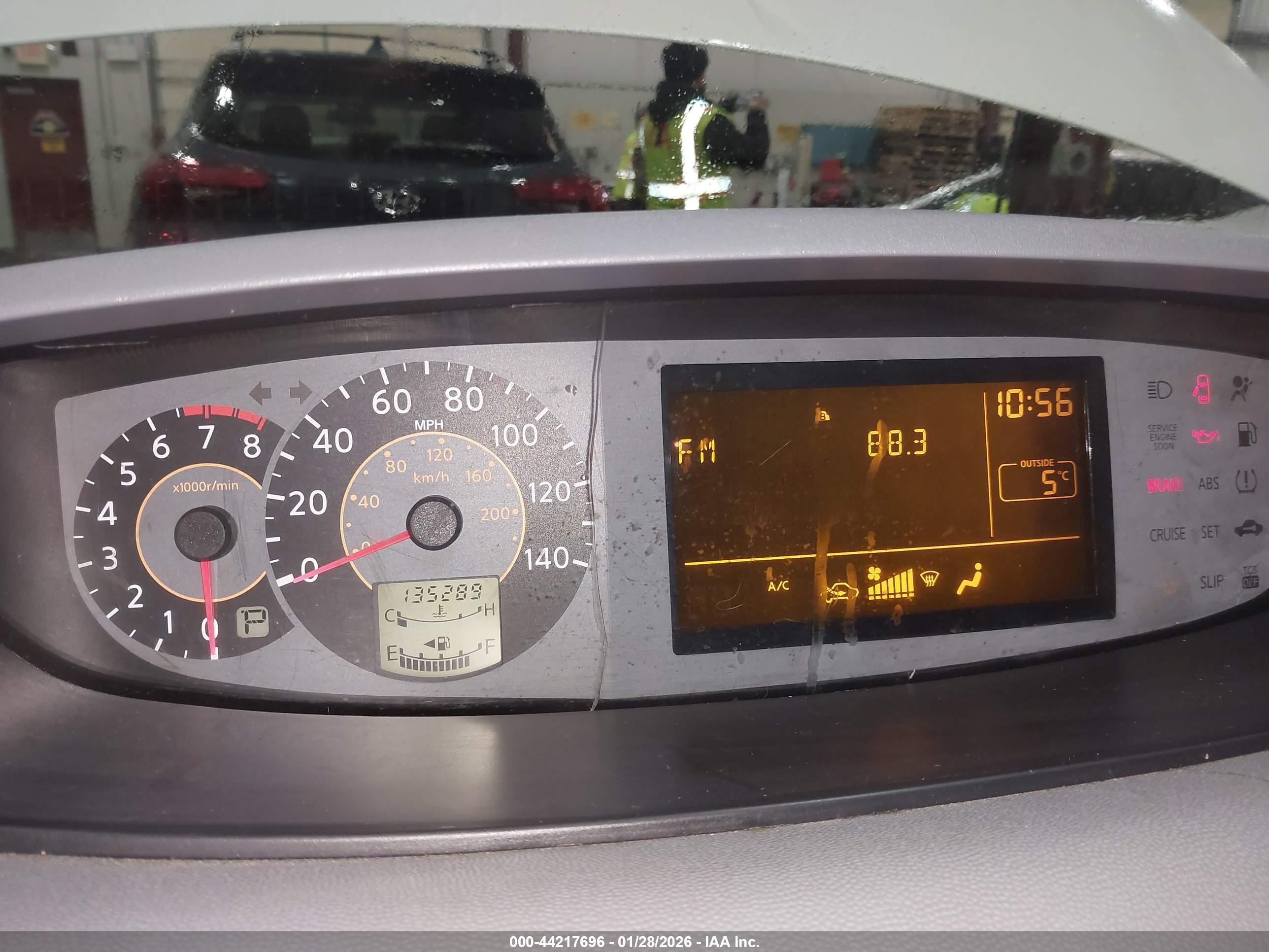 NISSAN QUEST image 7
