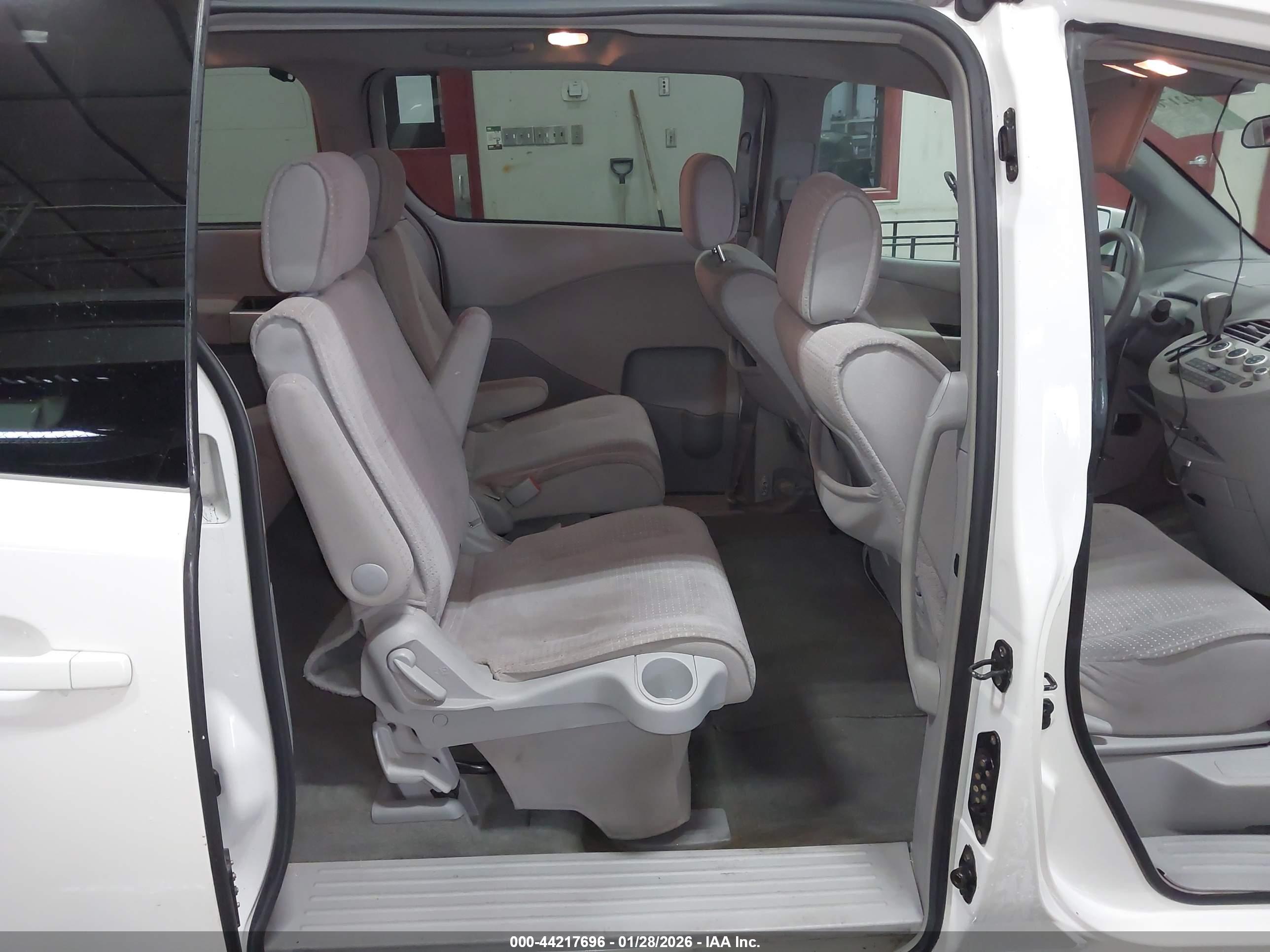 NISSAN QUEST image 8