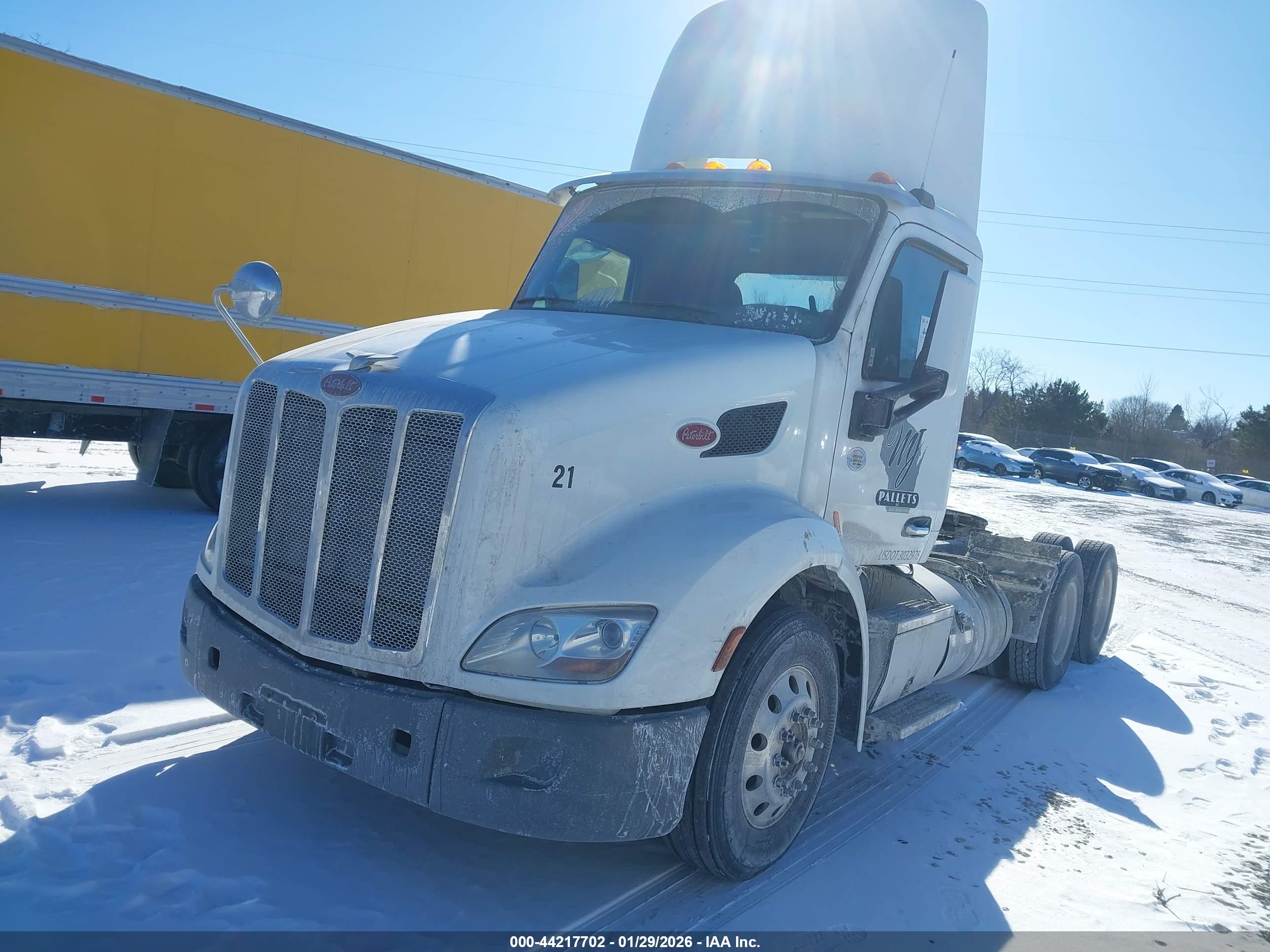 PETERBILT 579 image 2