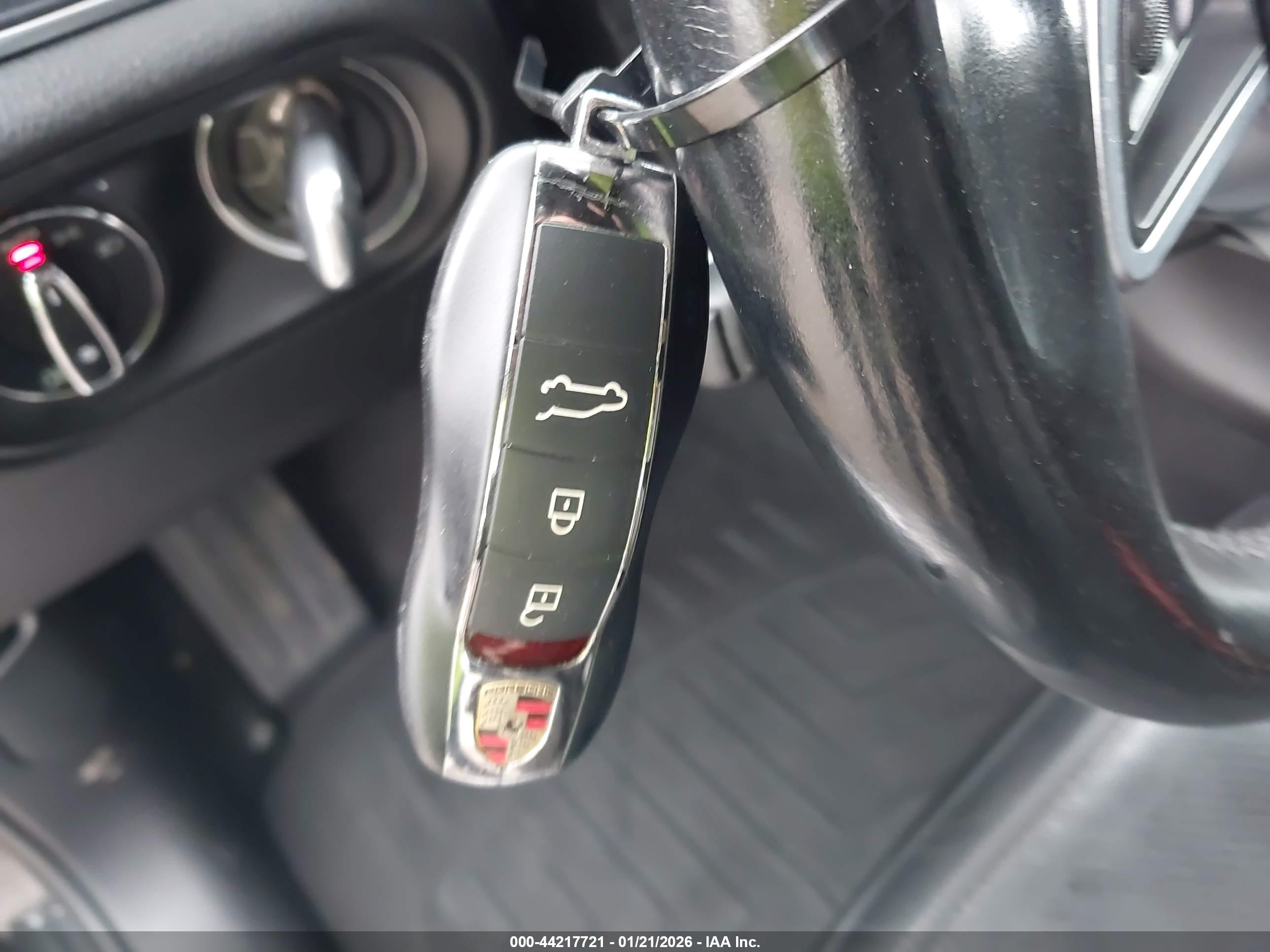 PORSCHE MACAN image 11