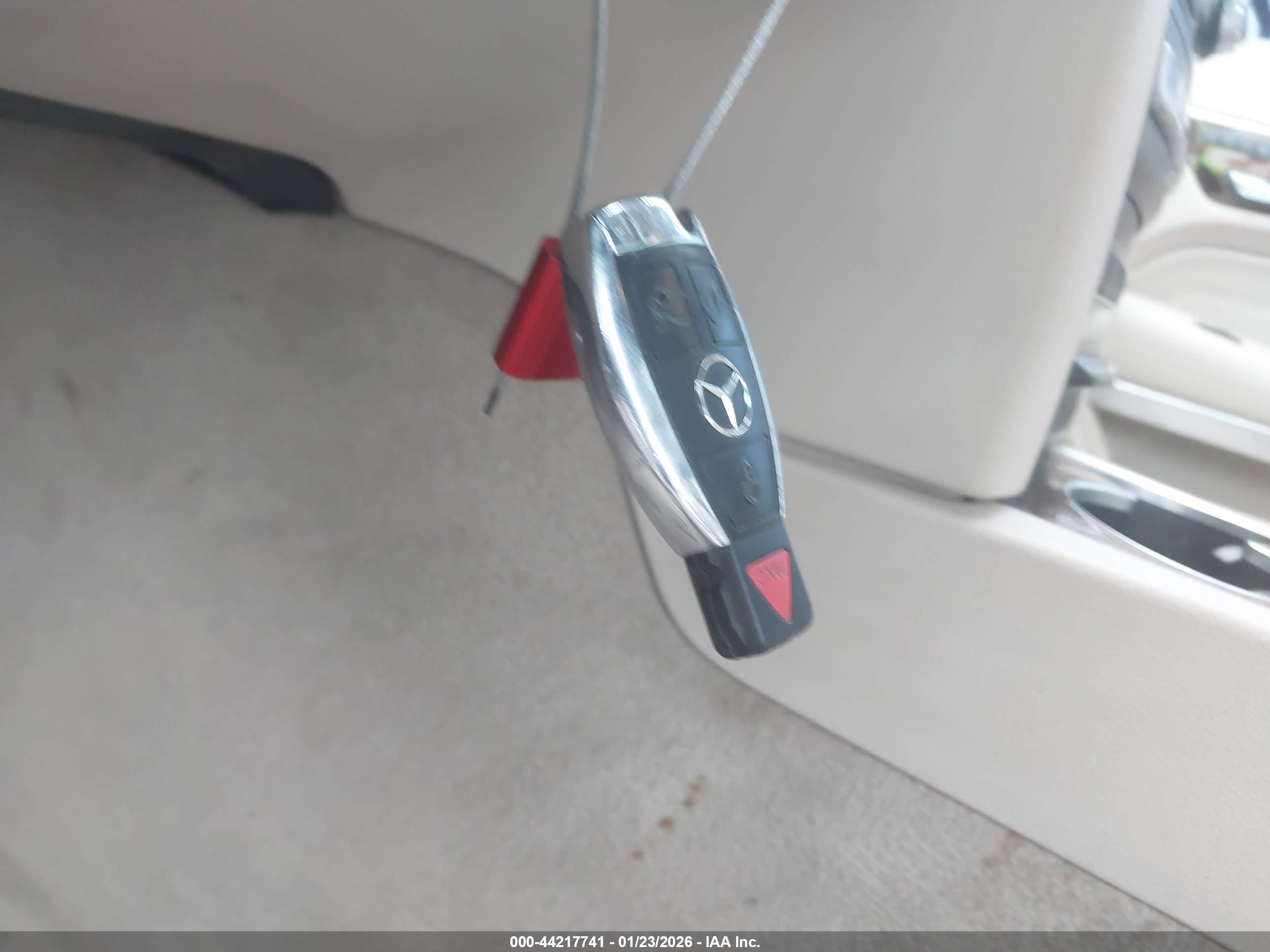 MERCEDES-BENZ E image 11