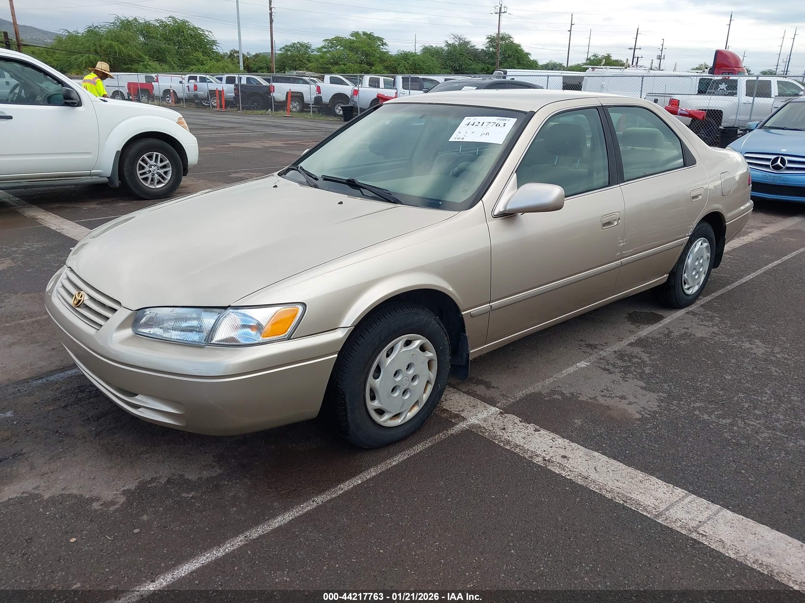 TOYOTA CAMRY image 2