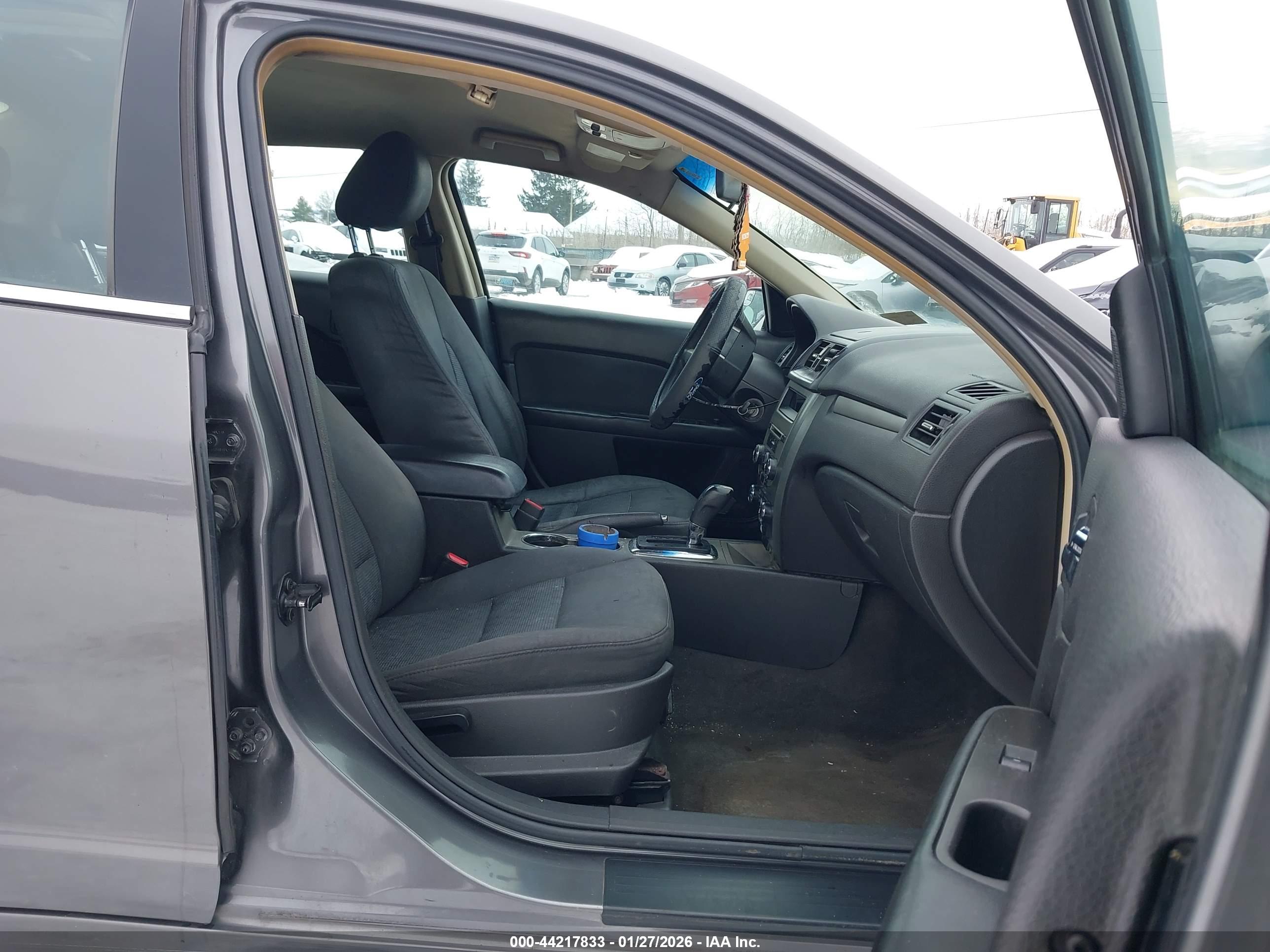 FORD FUSION image 5