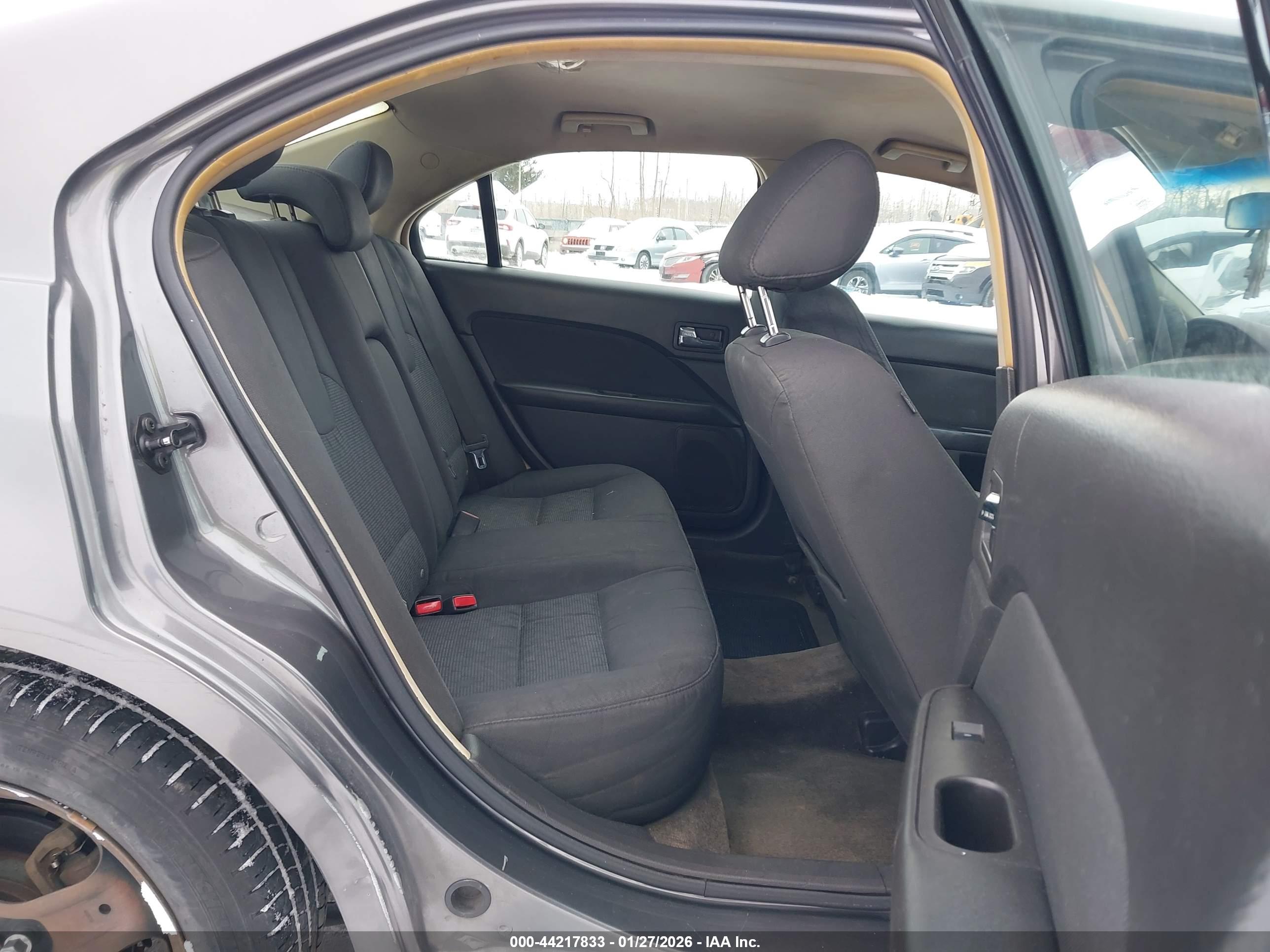 FORD FUSION image 8