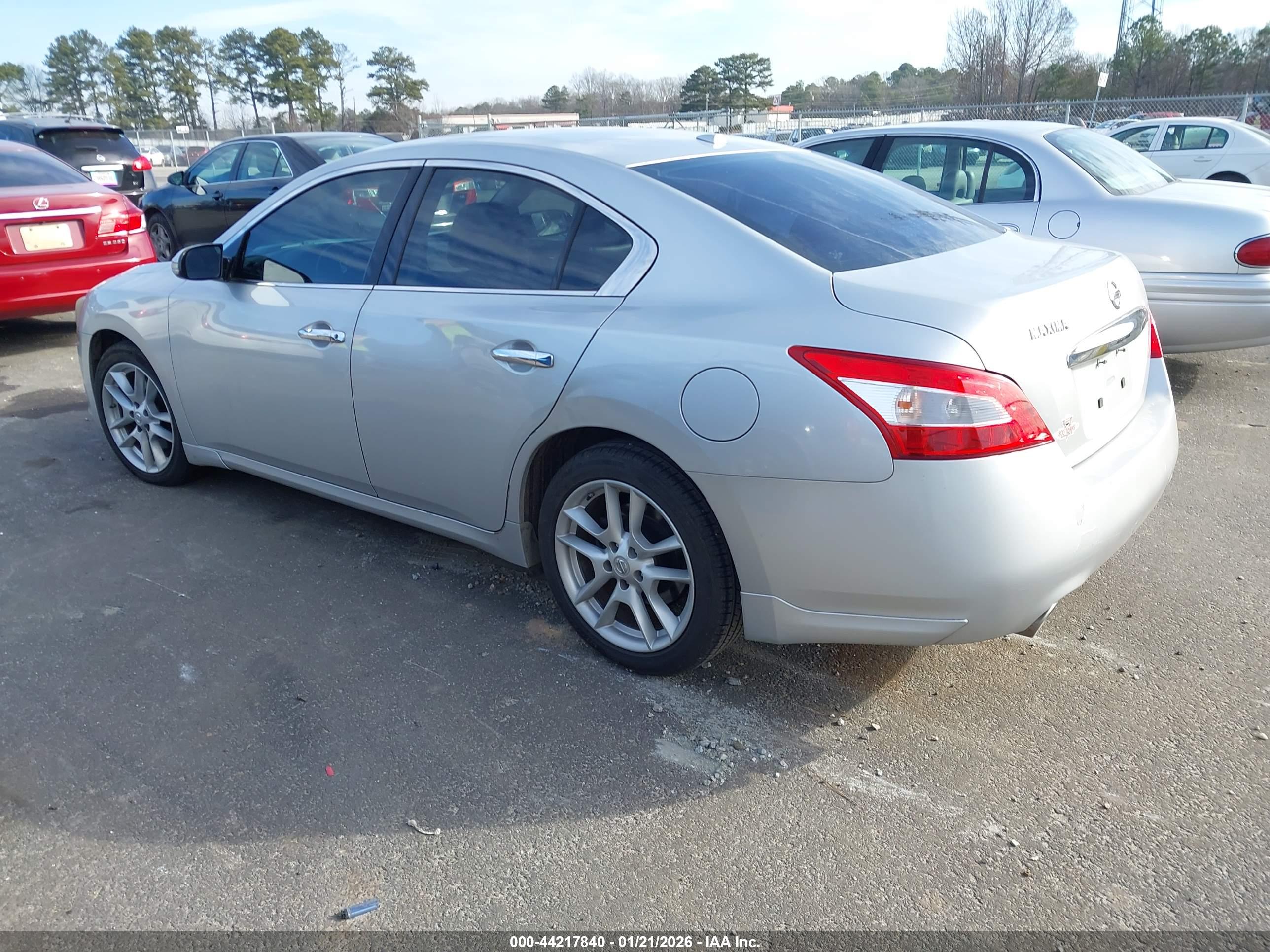 NISSAN MAXIMA image 3