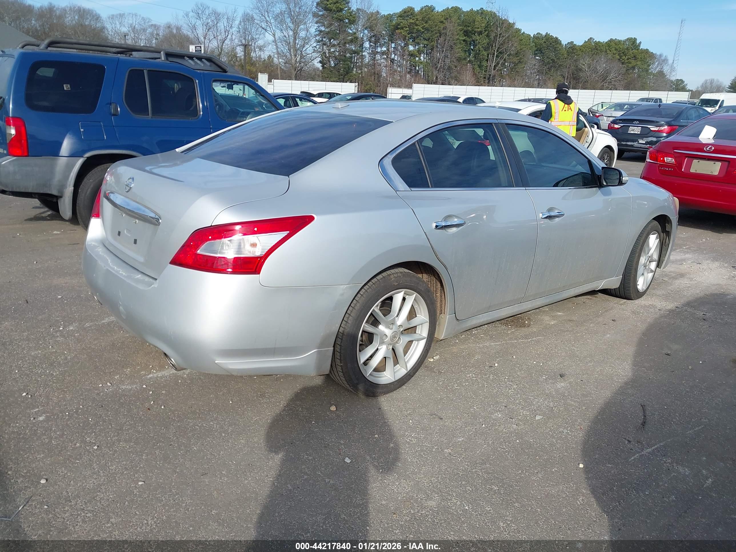 NISSAN MAXIMA image 4