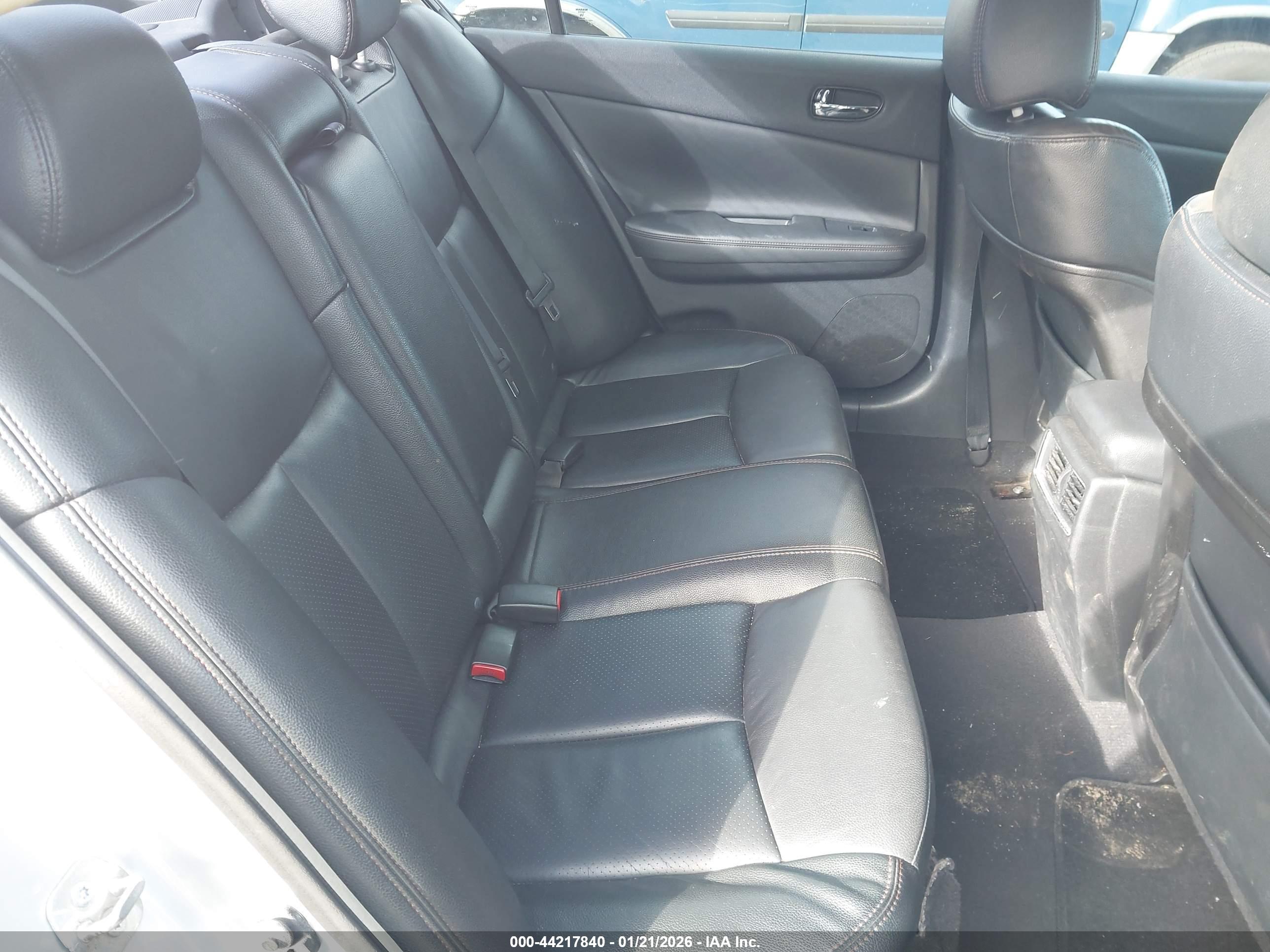 NISSAN MAXIMA image 8
