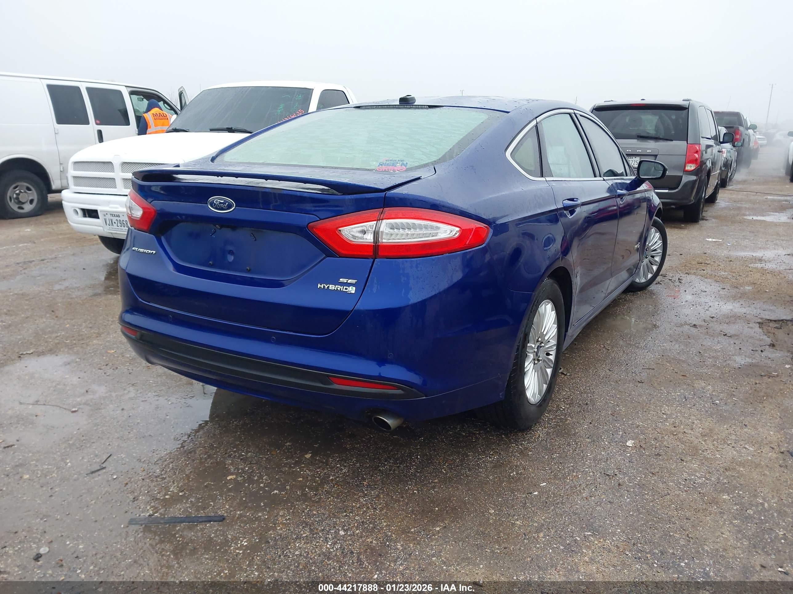 FORD FUSION image 4