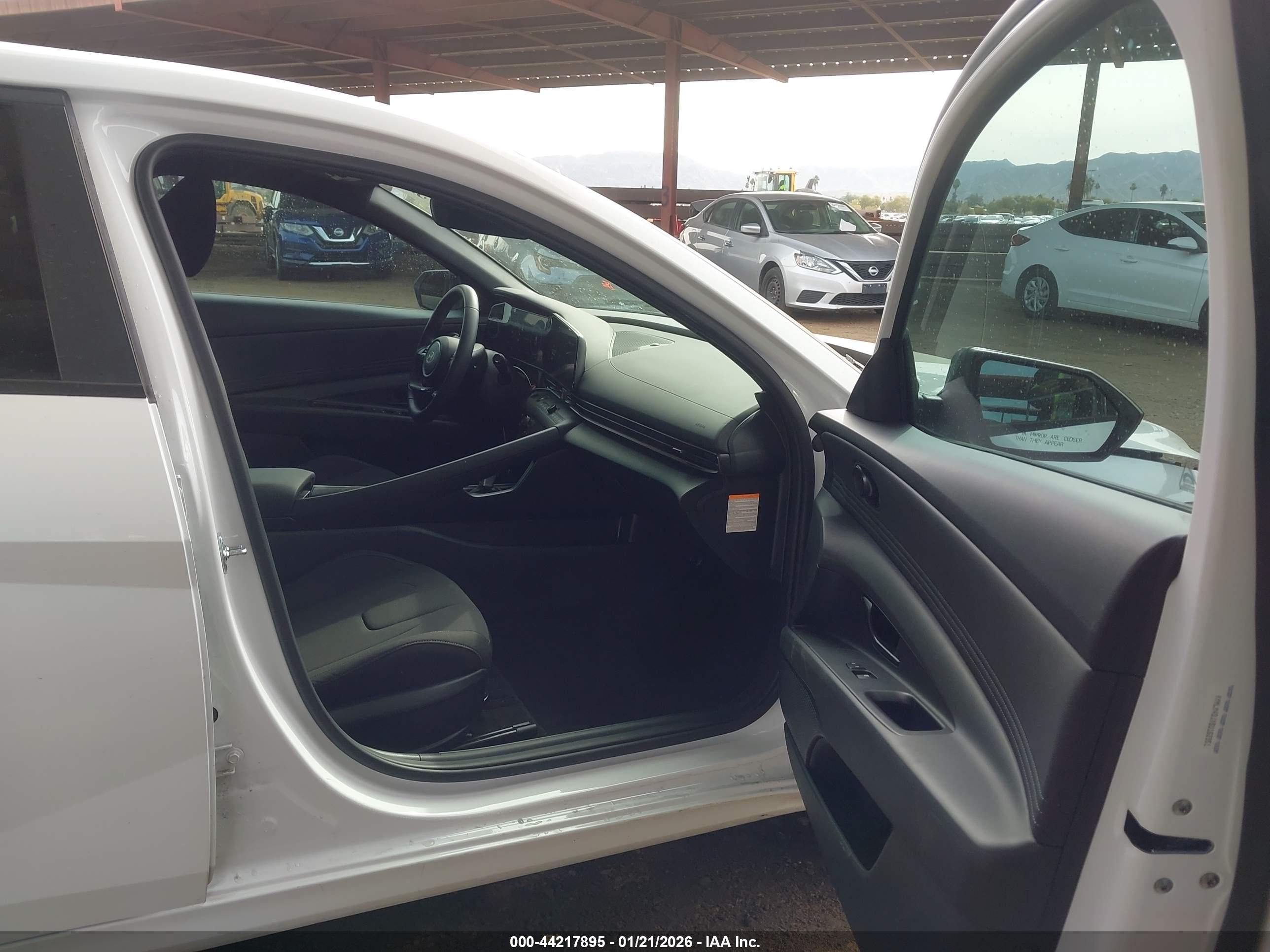 HYUNDAI ELANTRA image 5