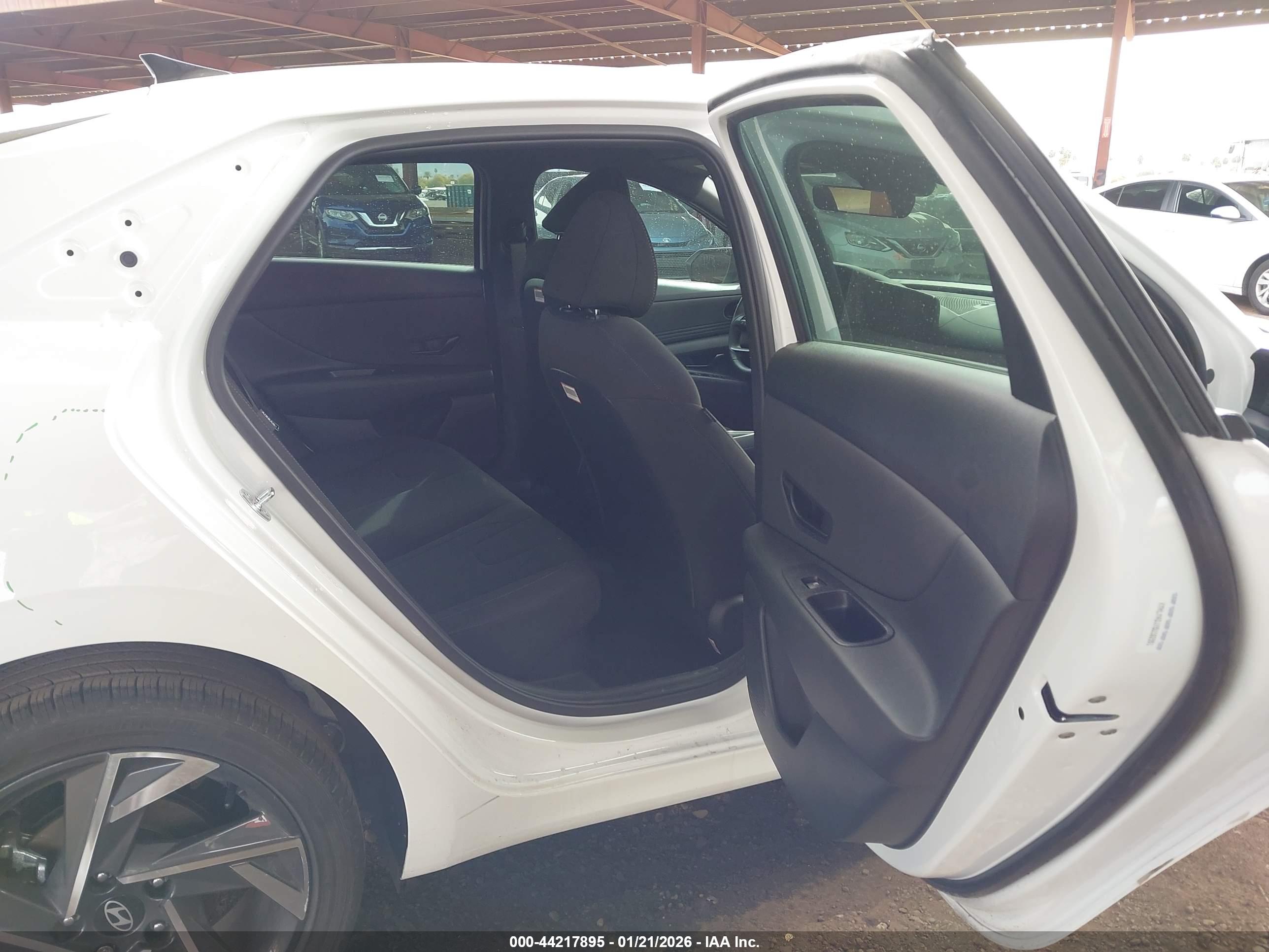 HYUNDAI ELANTRA image 8