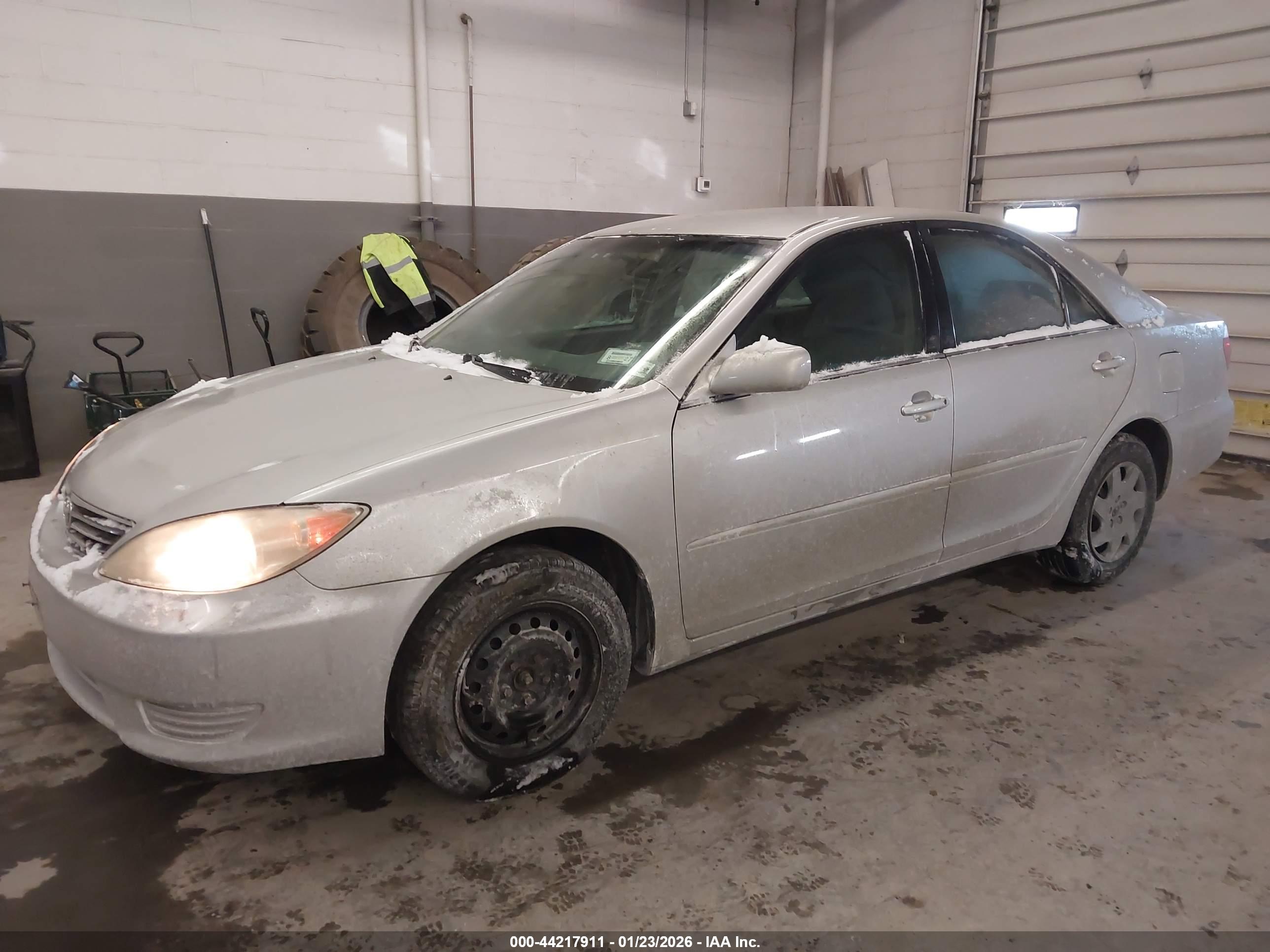 TOYOTA CAMRY image 2