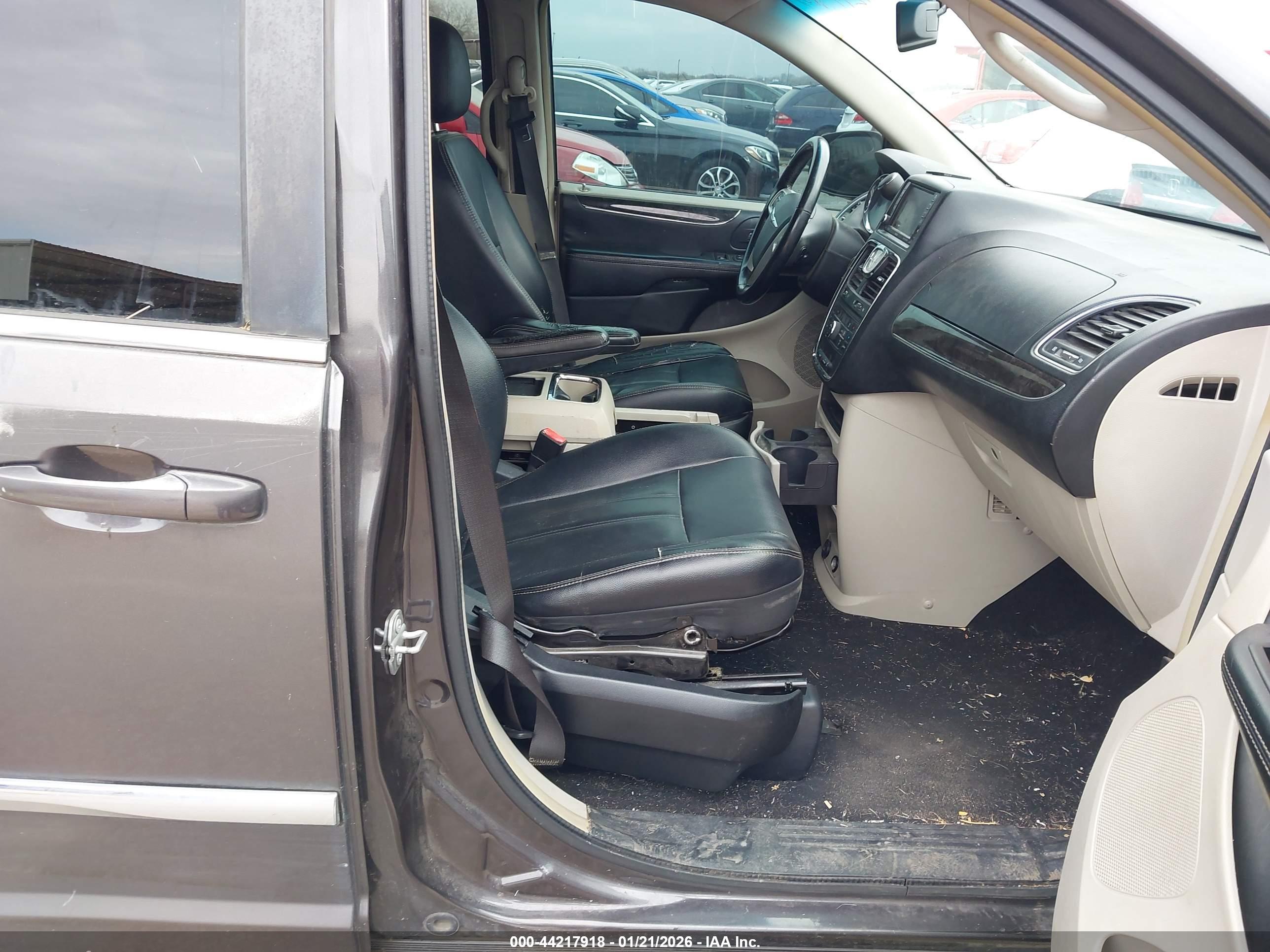 CHRYSLER TOWN image 5