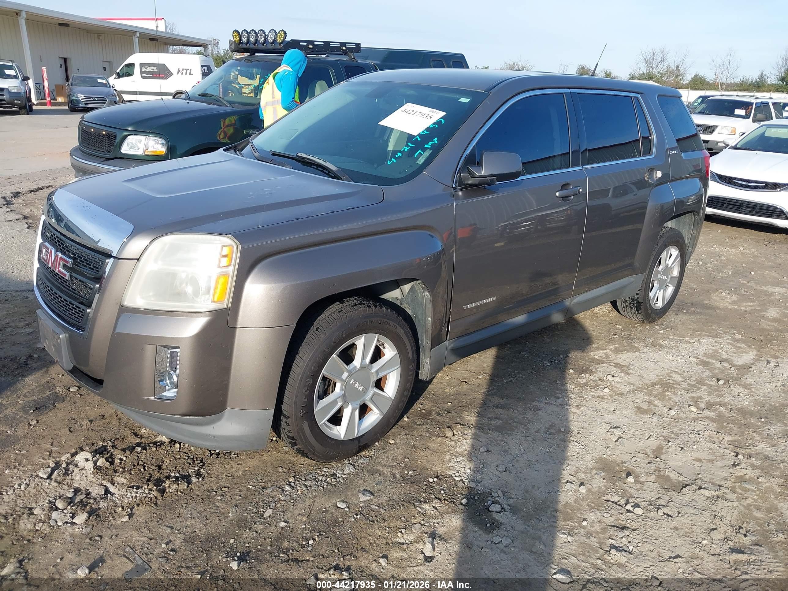 GMC TERRAIN image 2