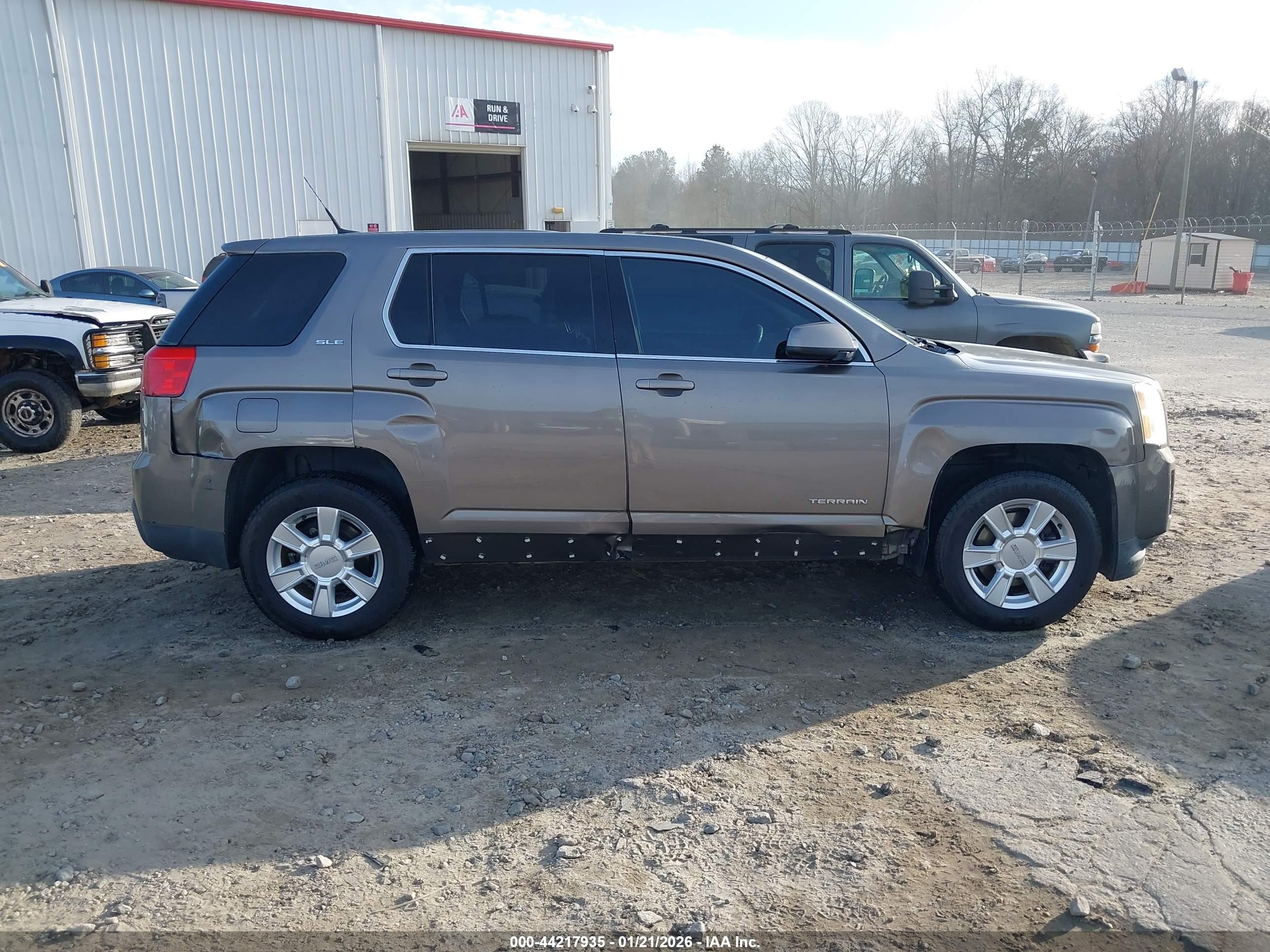 GMC TERRAIN image 6