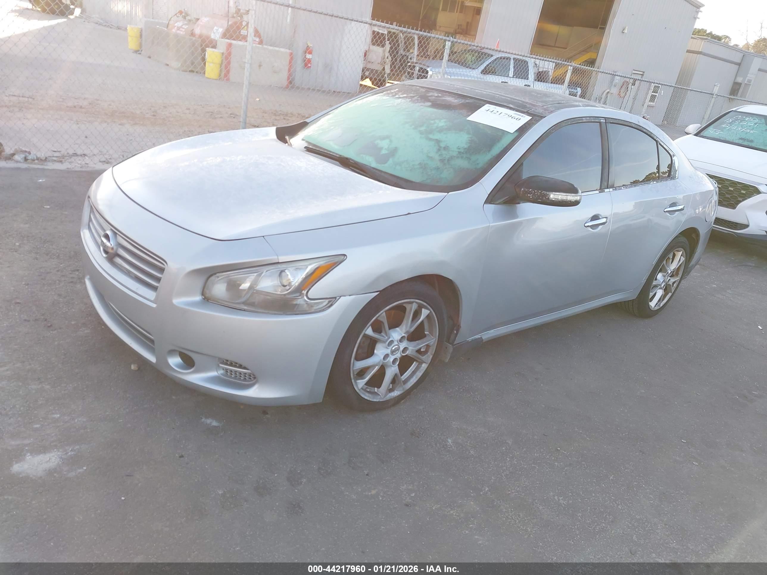 NISSAN MAXIMA image 2