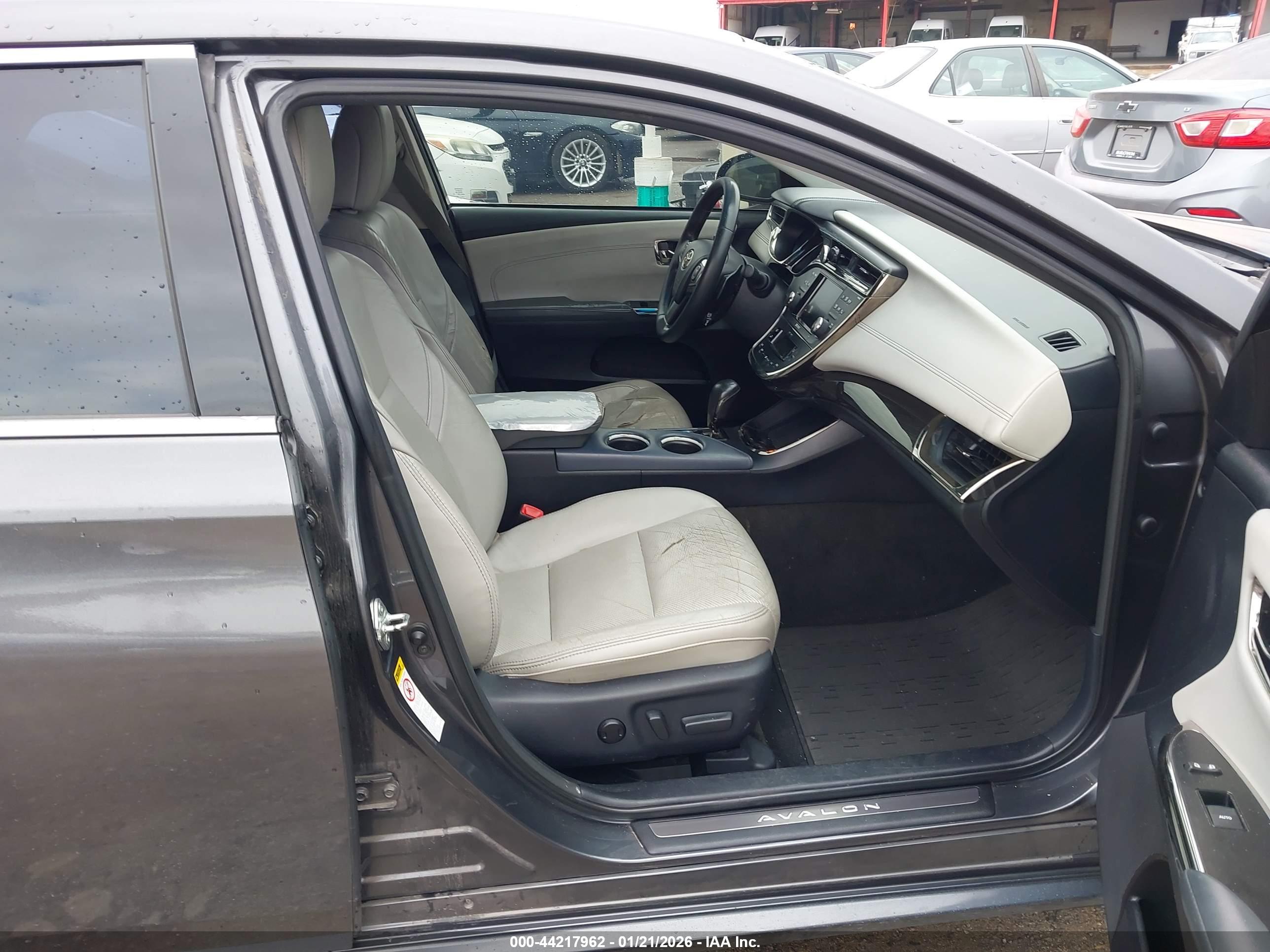 TOYOTA AVALON image 5