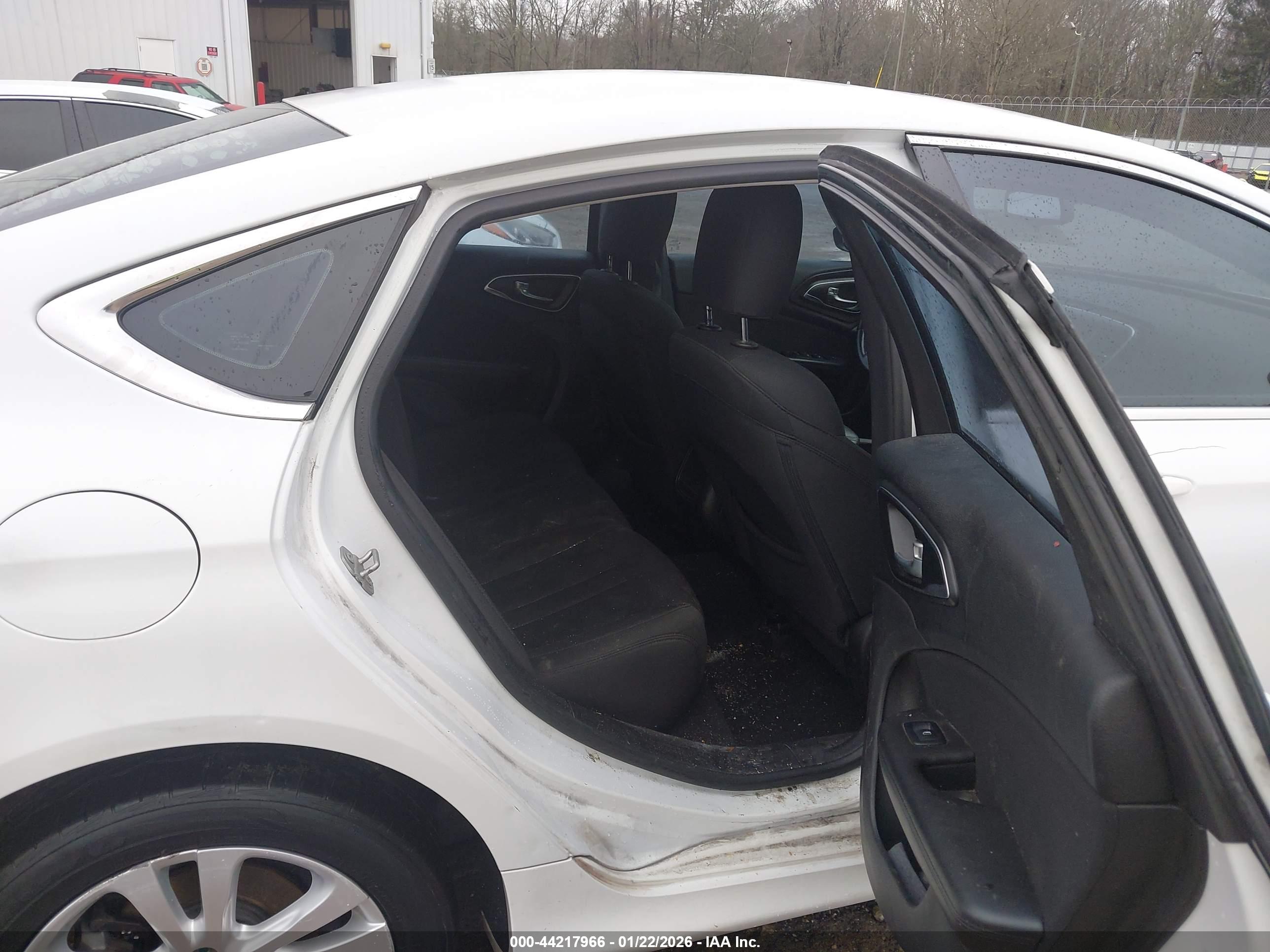 CHRYSLER 200 image 8