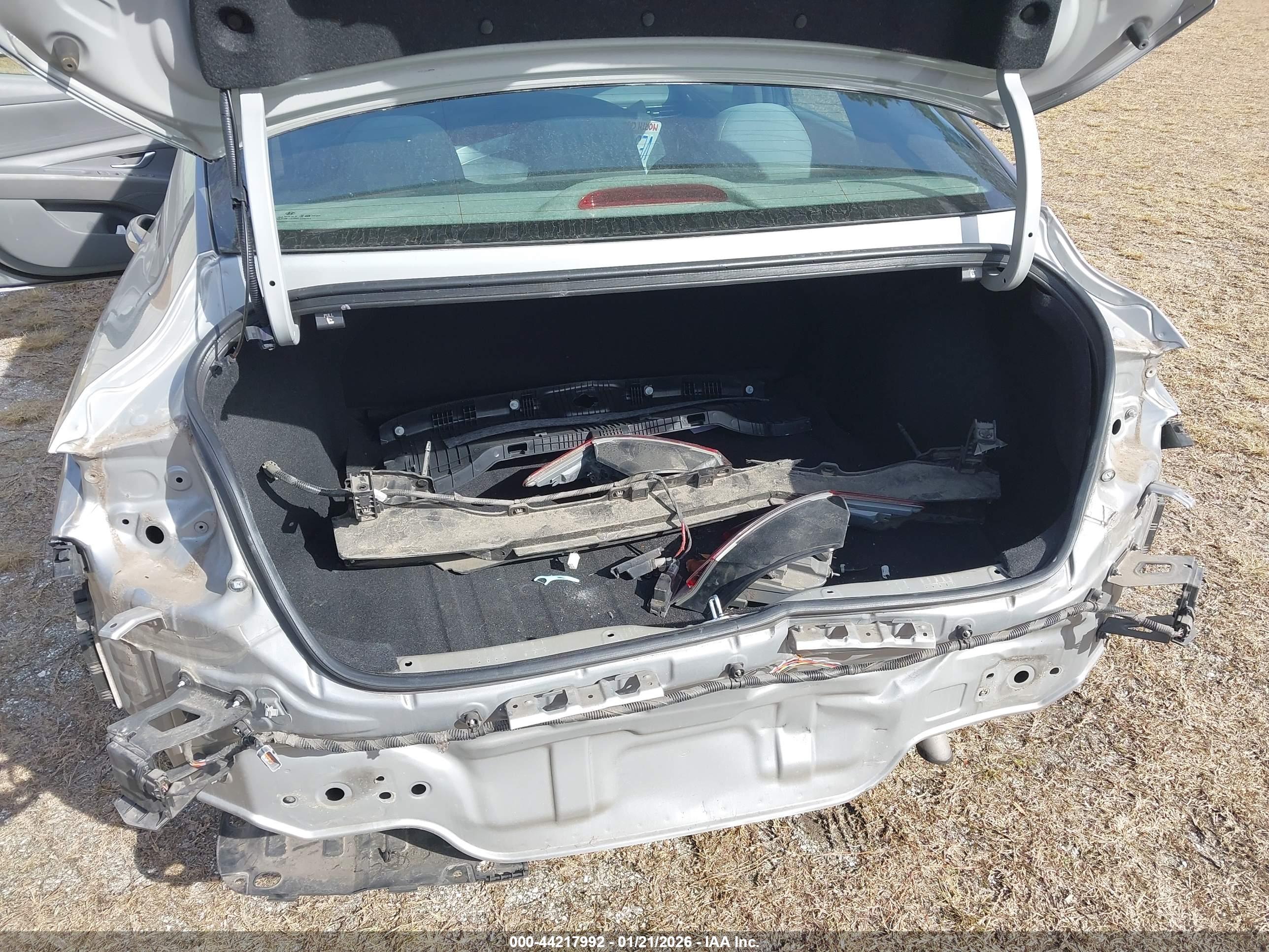 HYUNDAI ELANTRA image 6