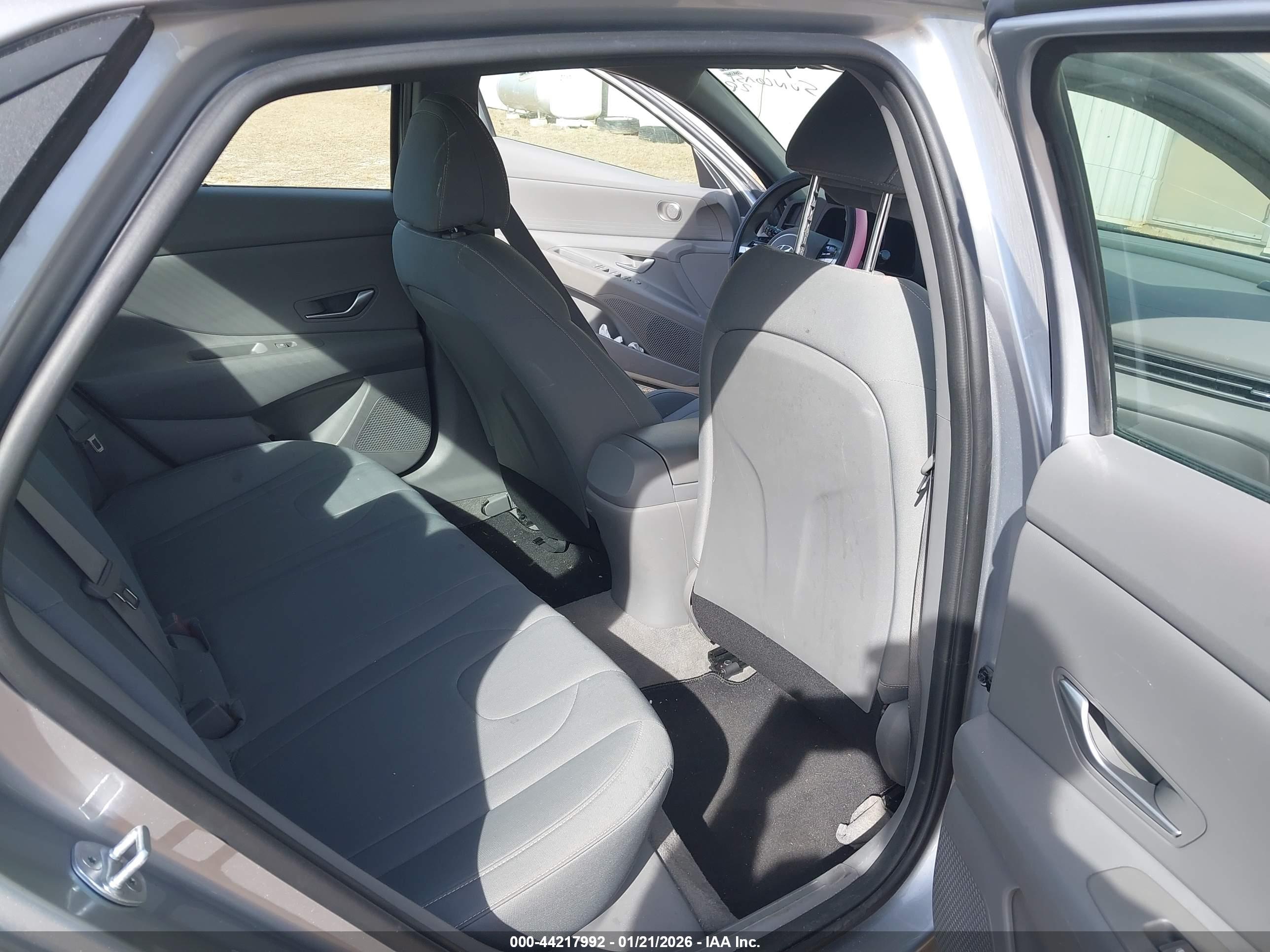 HYUNDAI ELANTRA image 8