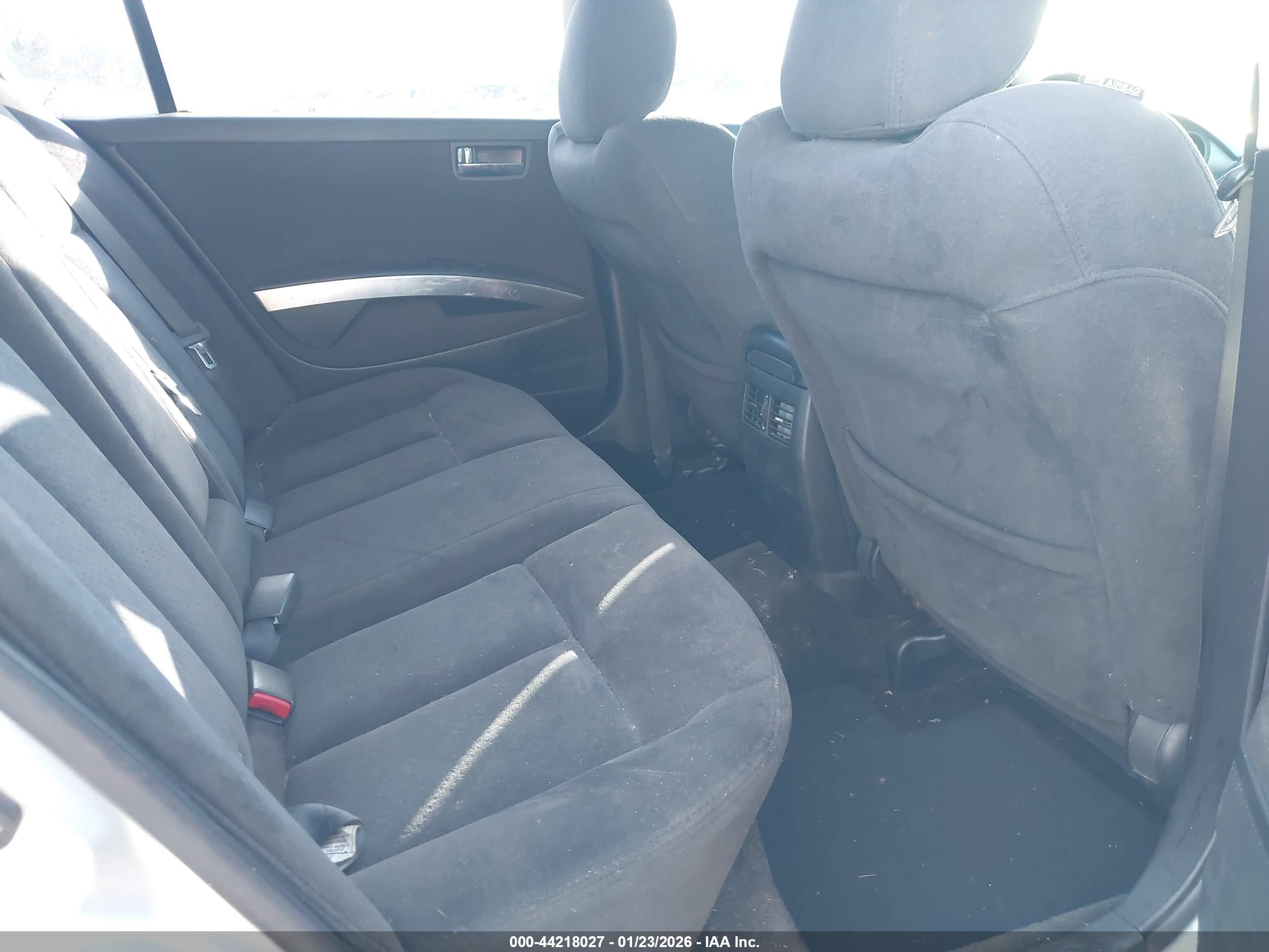 NISSAN MAXIMA image 8