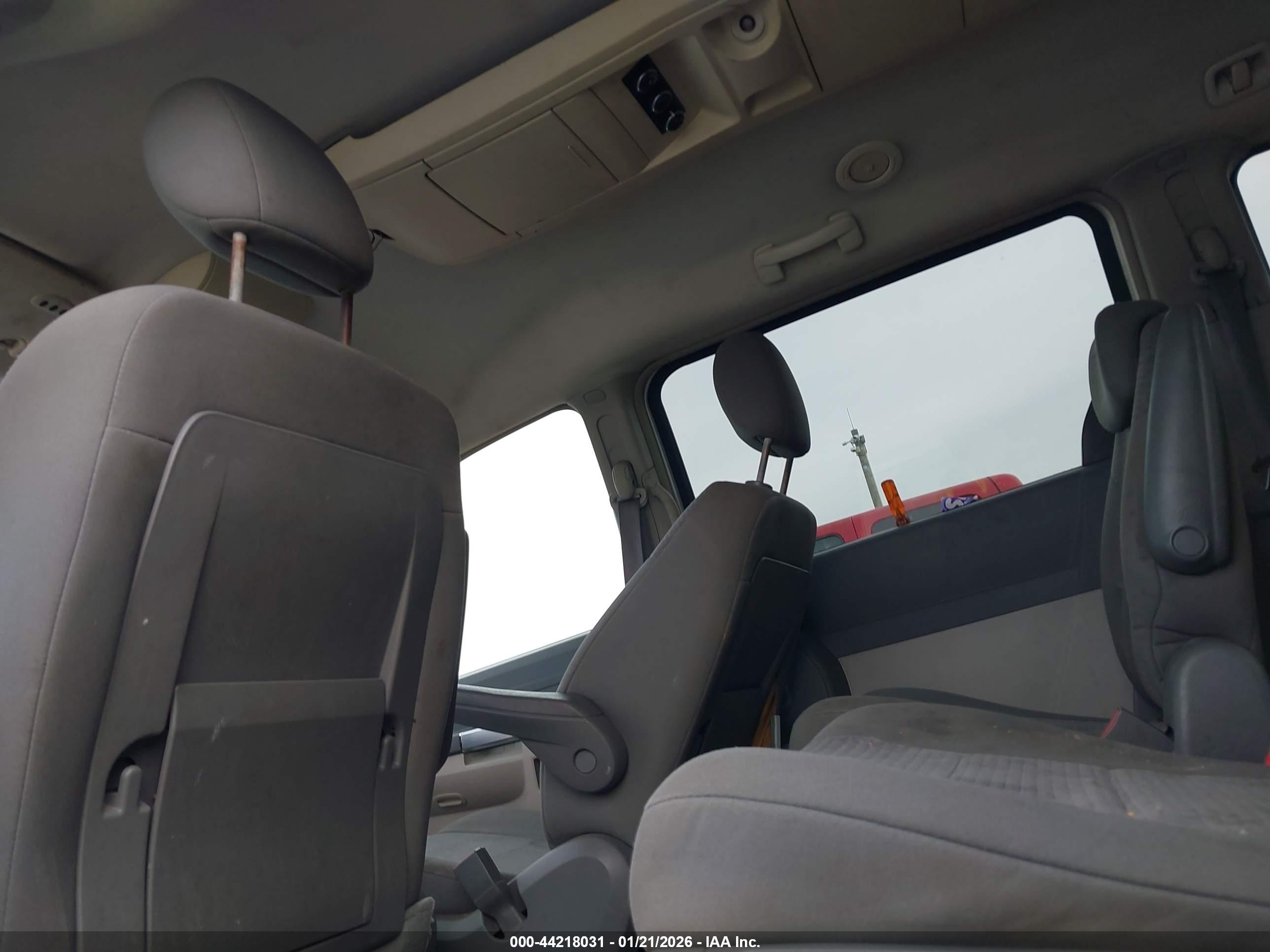 CHRYSLER TOWN image 8