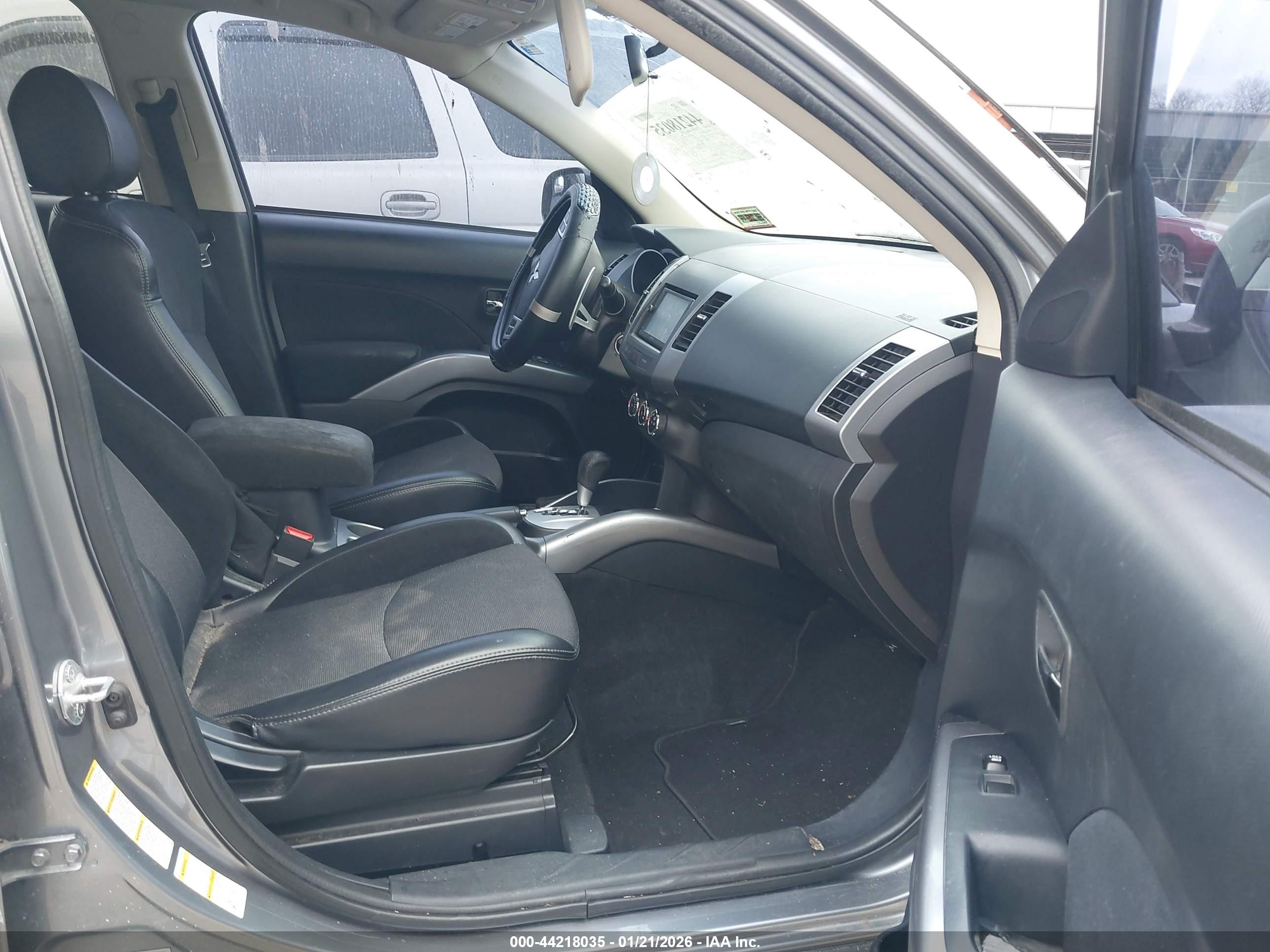MITSUBISHI OUTLANDER image 5