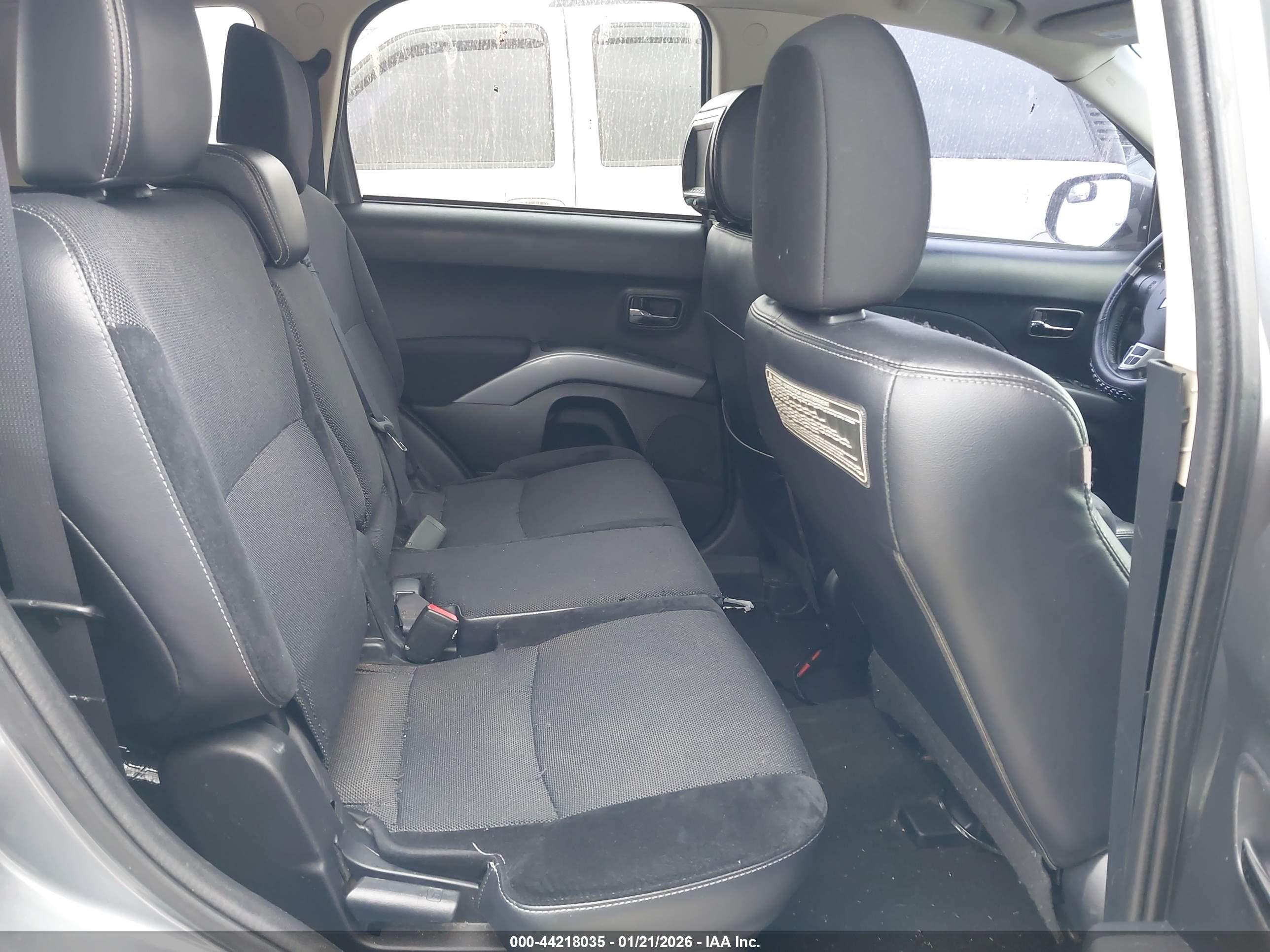 MITSUBISHI OUTLANDER image 8