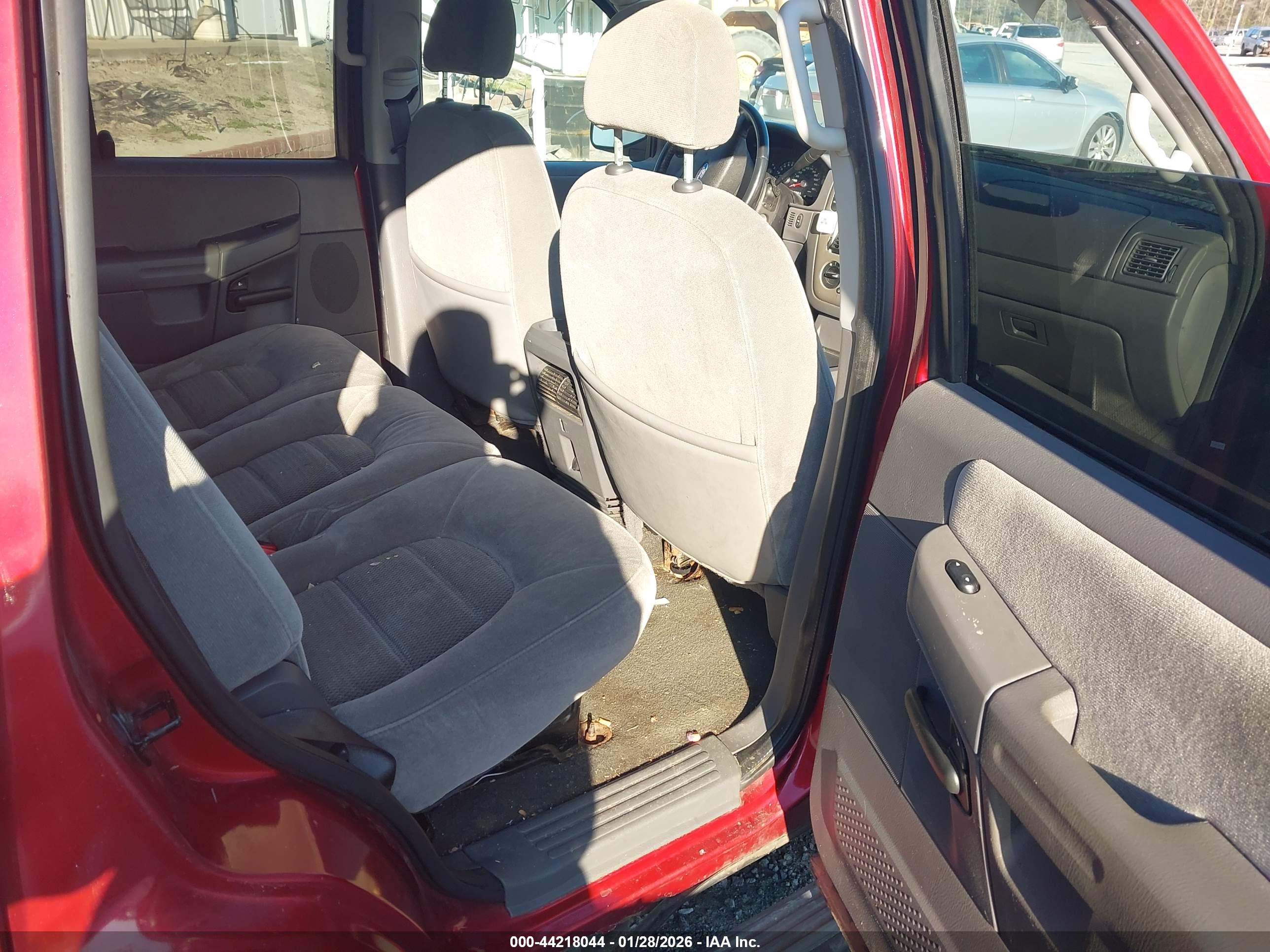 FORD EXPLORER image 8