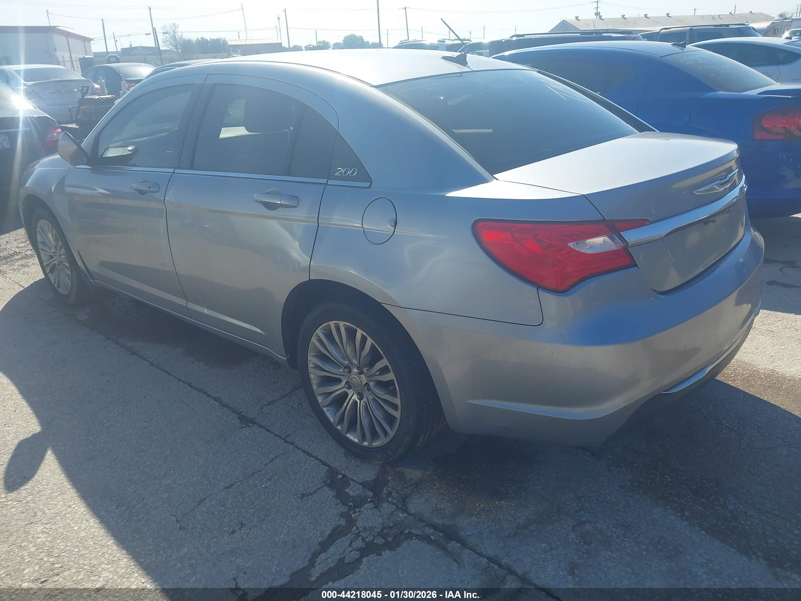 CHRYSLER 200 image 3