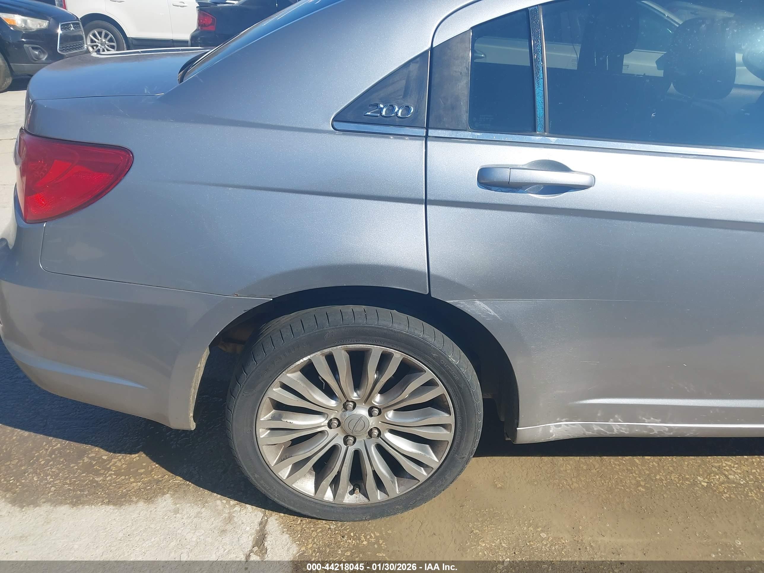 CHRYSLER 200 image 6