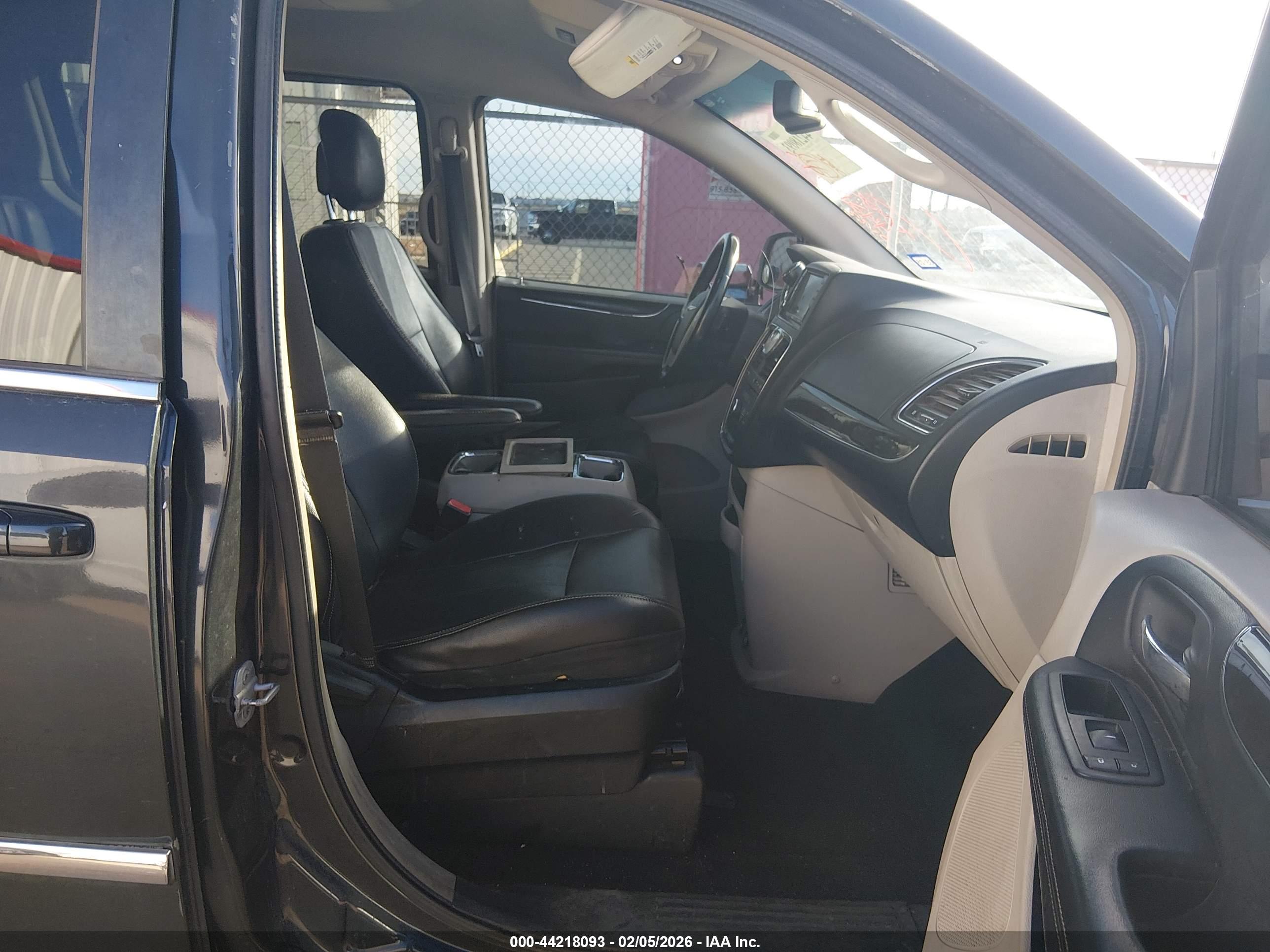 CHRYSLER TOWN image 5