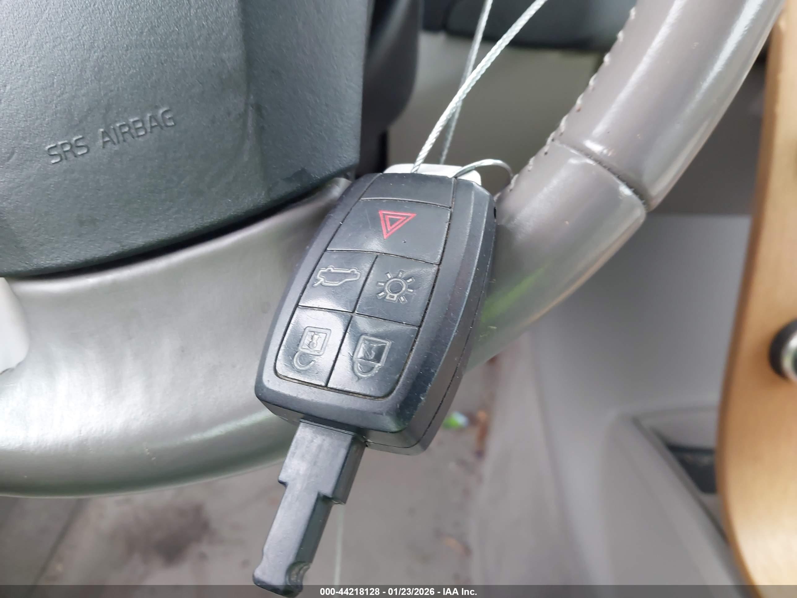 VOLVO C70 image 11