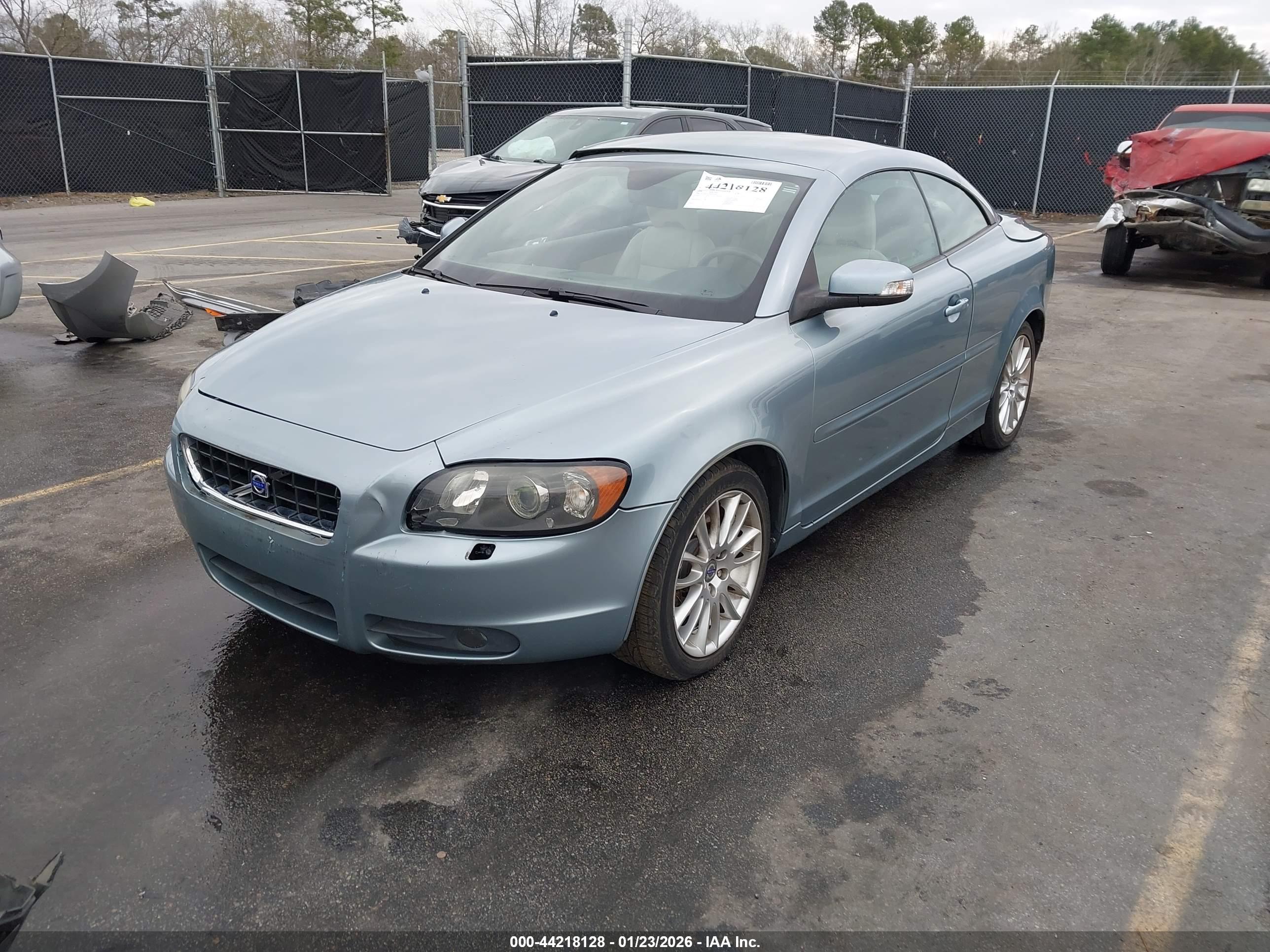 VOLVO C70 image 2