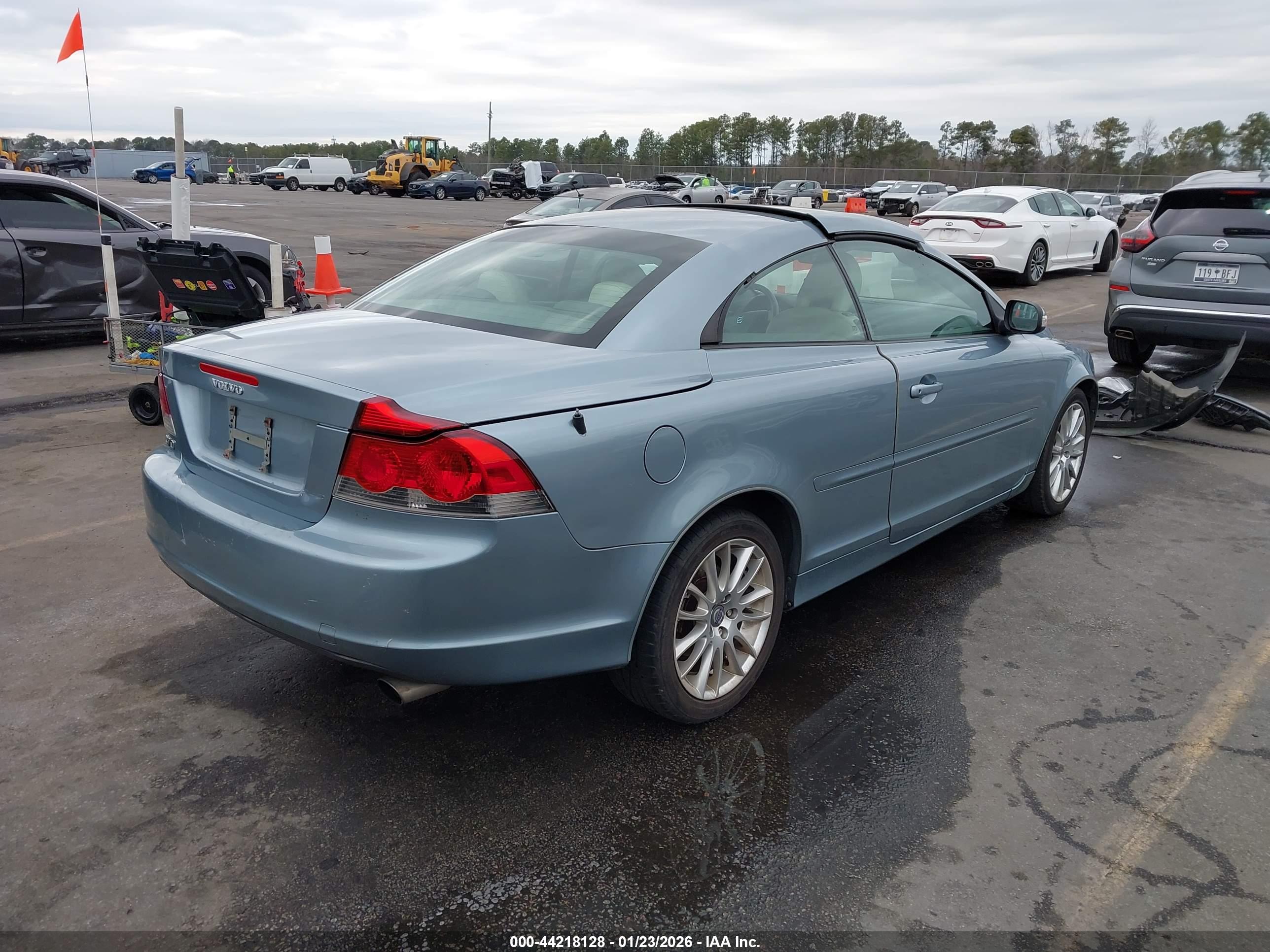 VOLVO C70 image 4