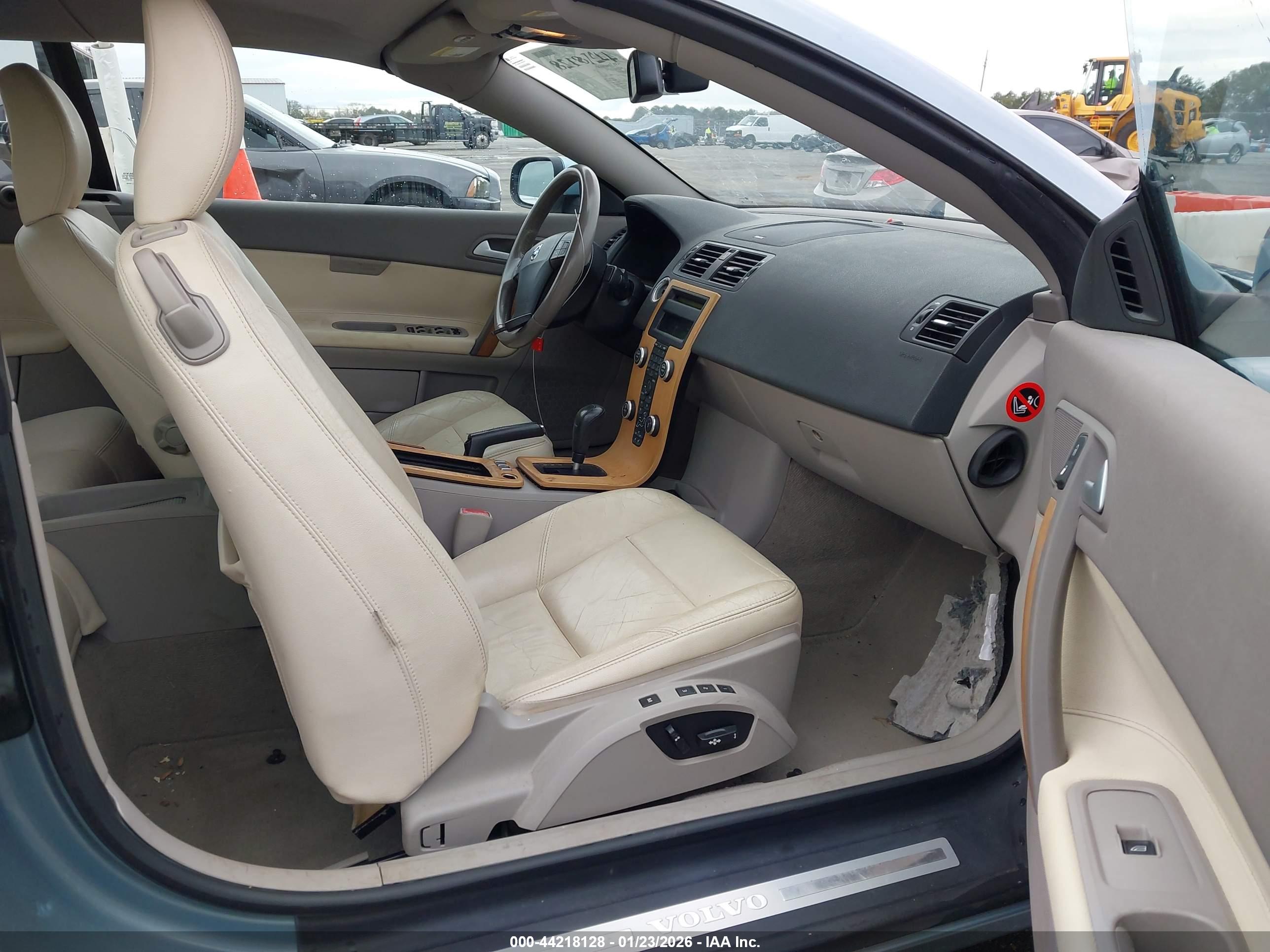 VOLVO C70 image 5