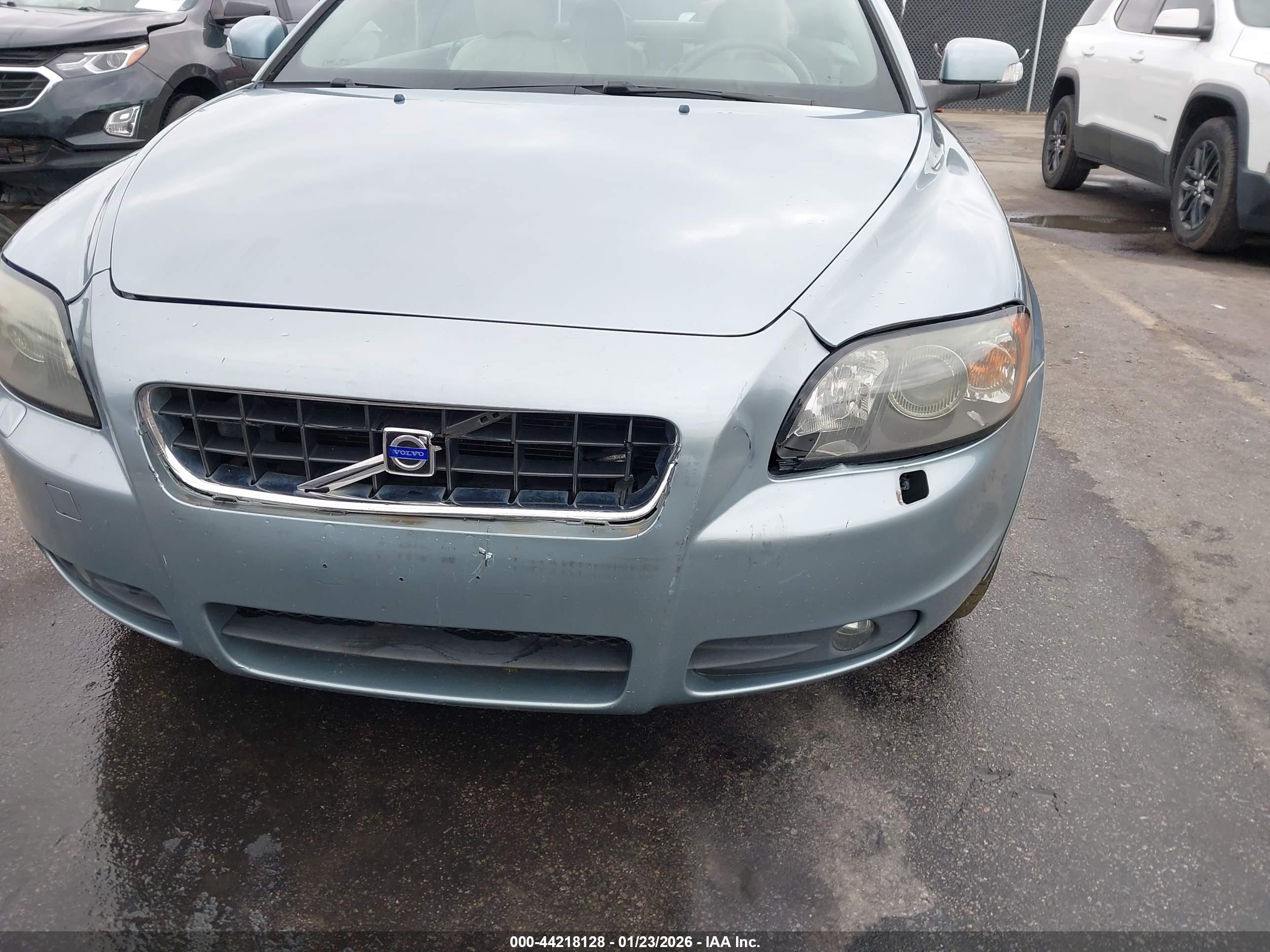 VOLVO C70 image 6