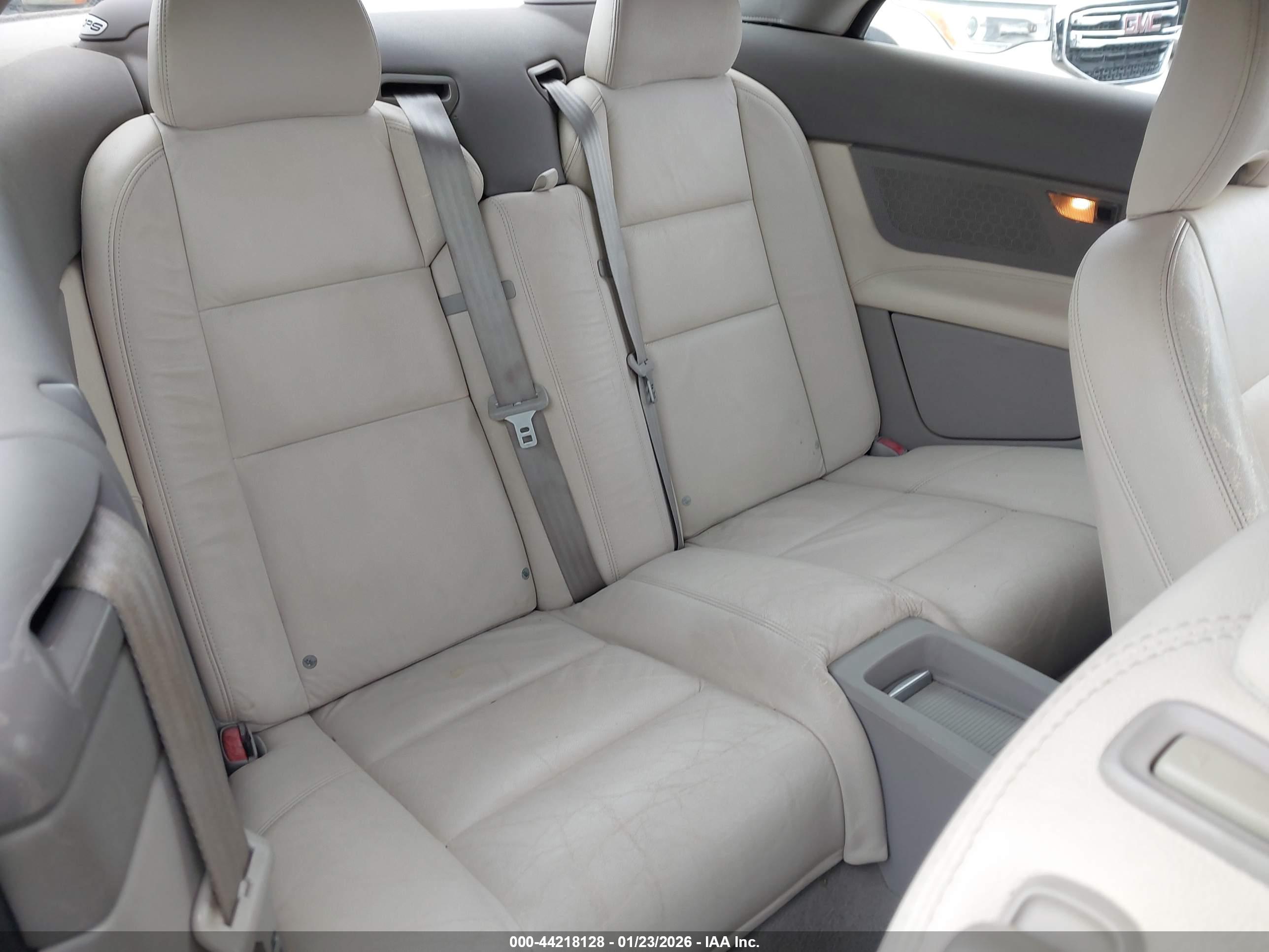 VOLVO C70 image 8