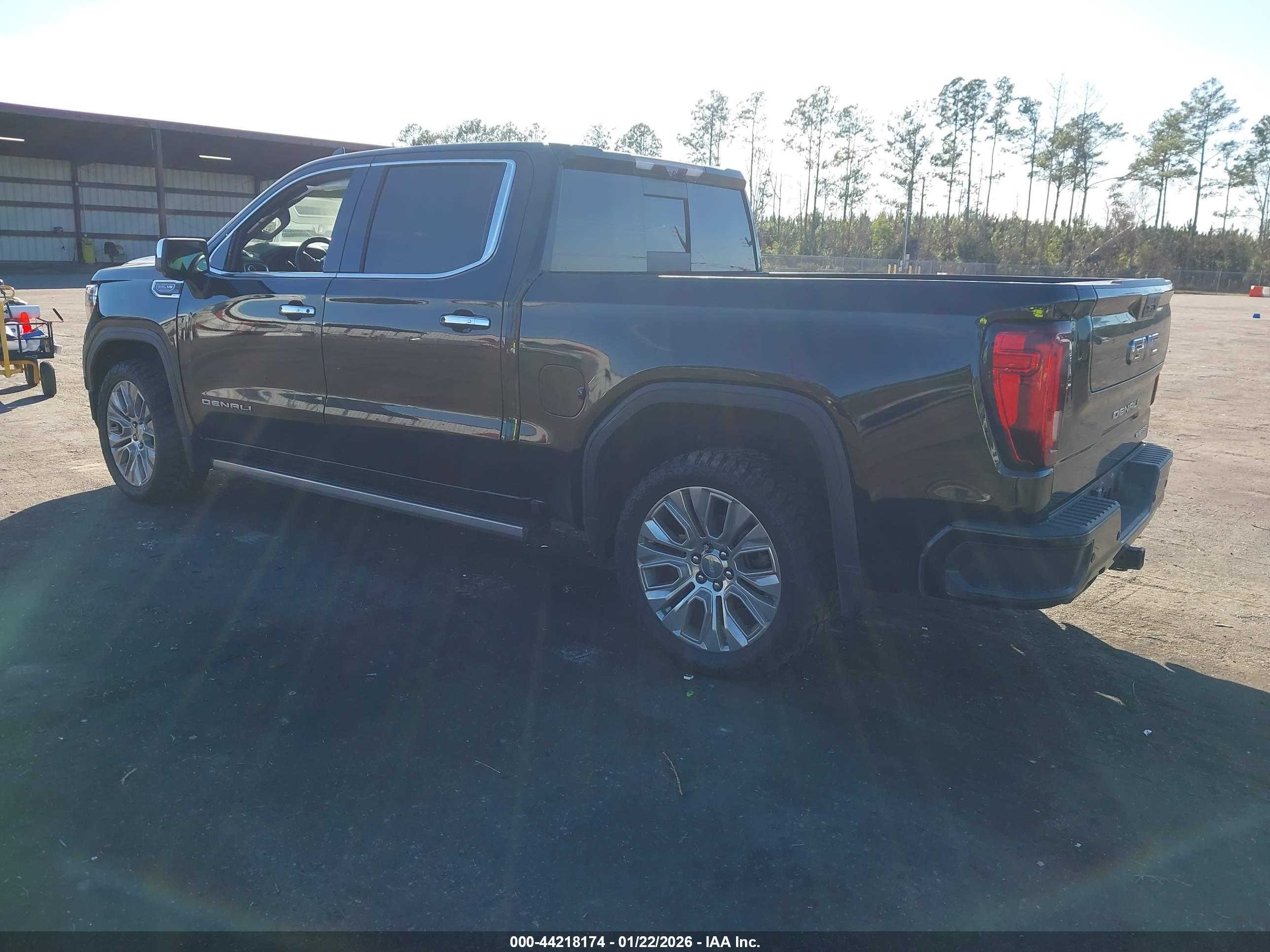 GMC SIERRA image 3