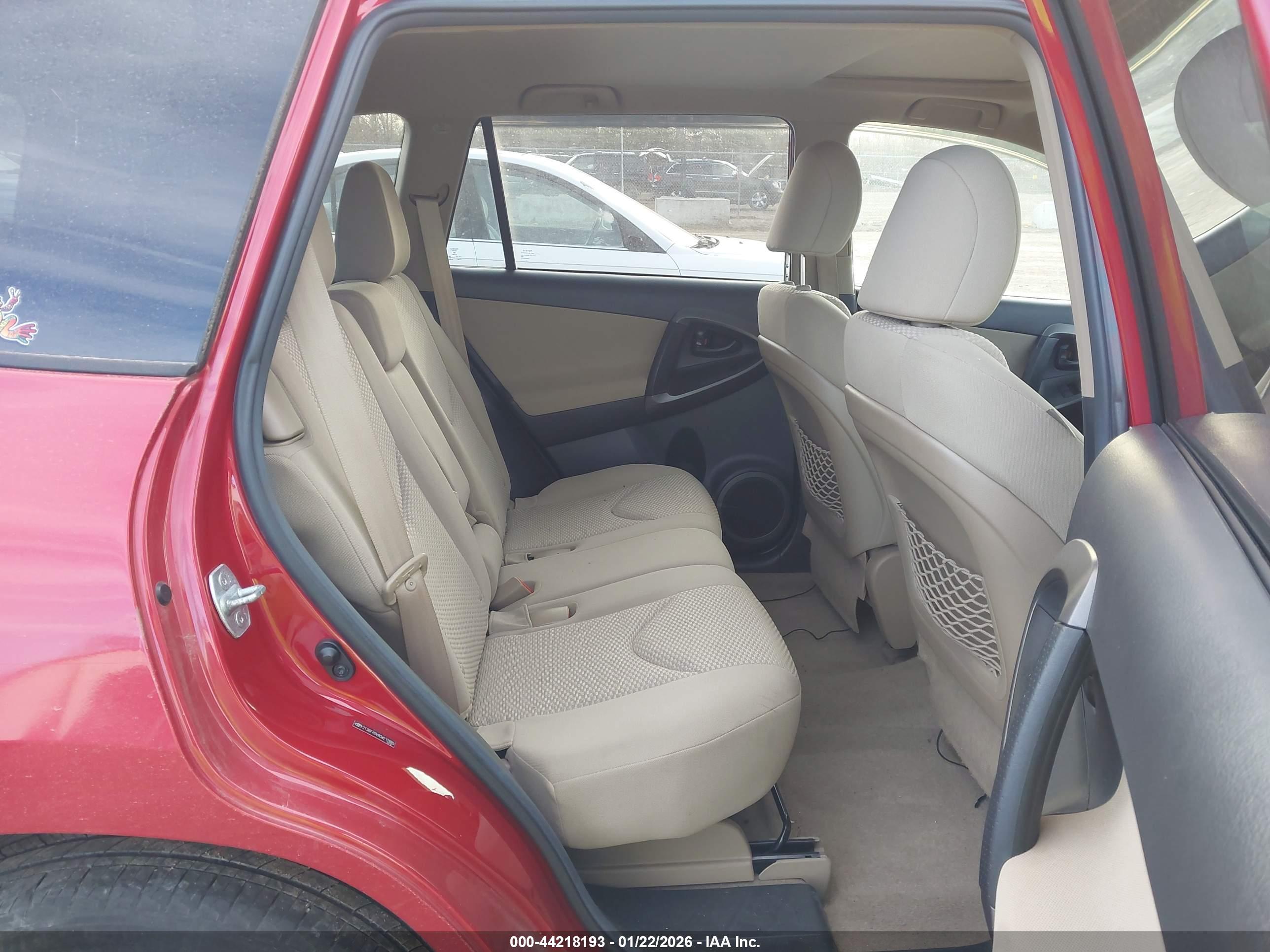 TOYOTA RAV4 image 8