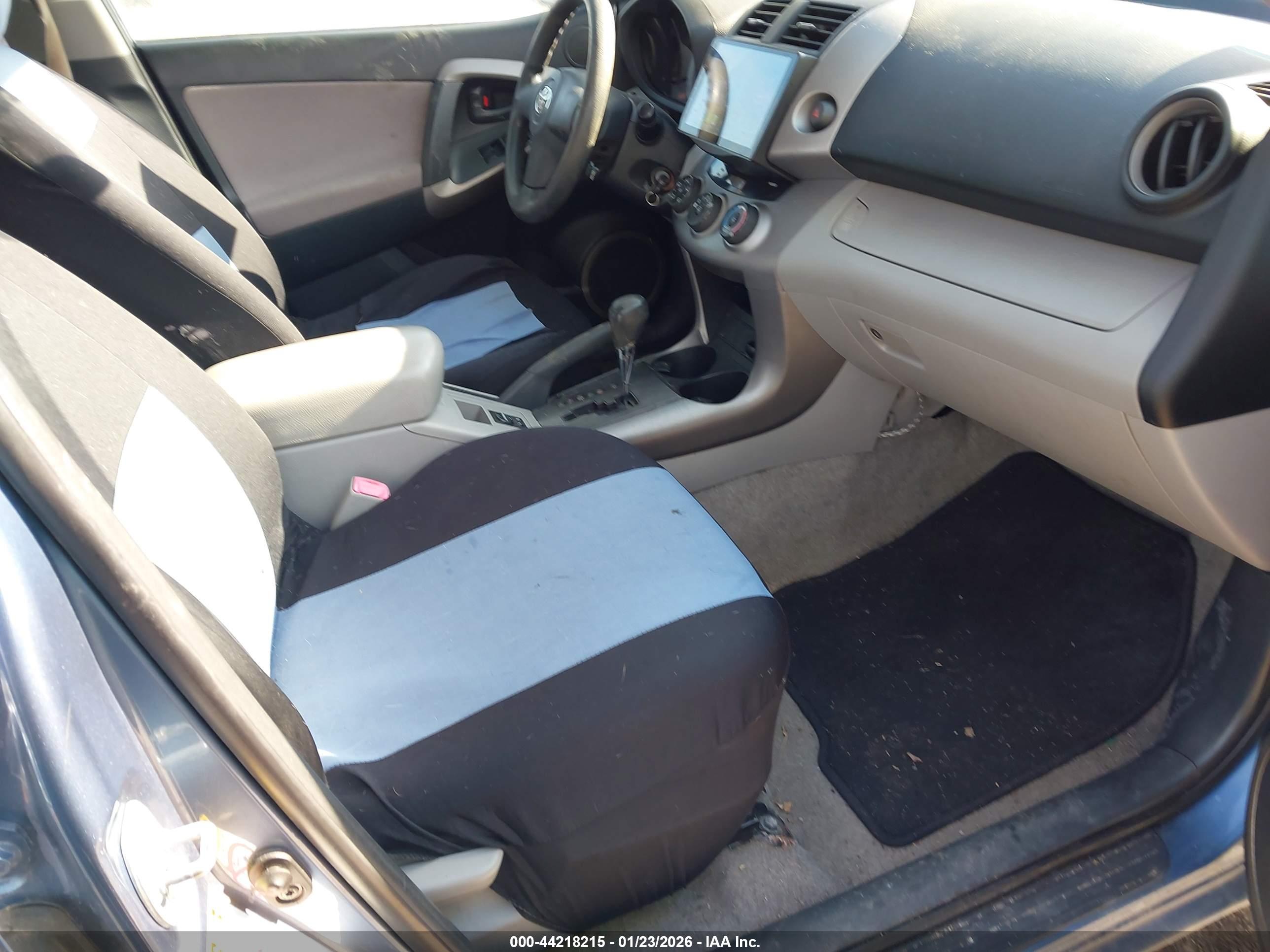 TOYOTA RAV4 image 5