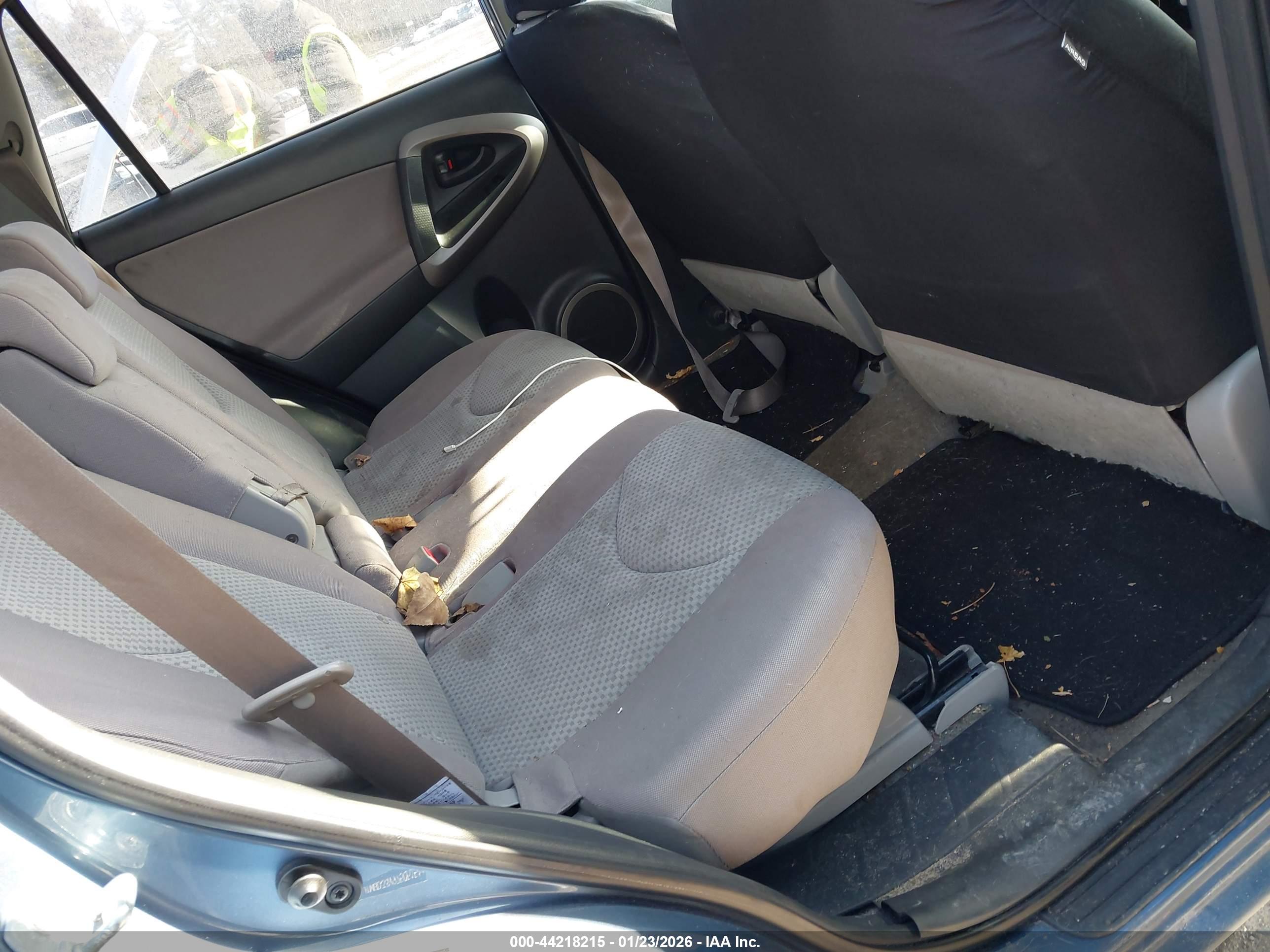 TOYOTA RAV4 image 8