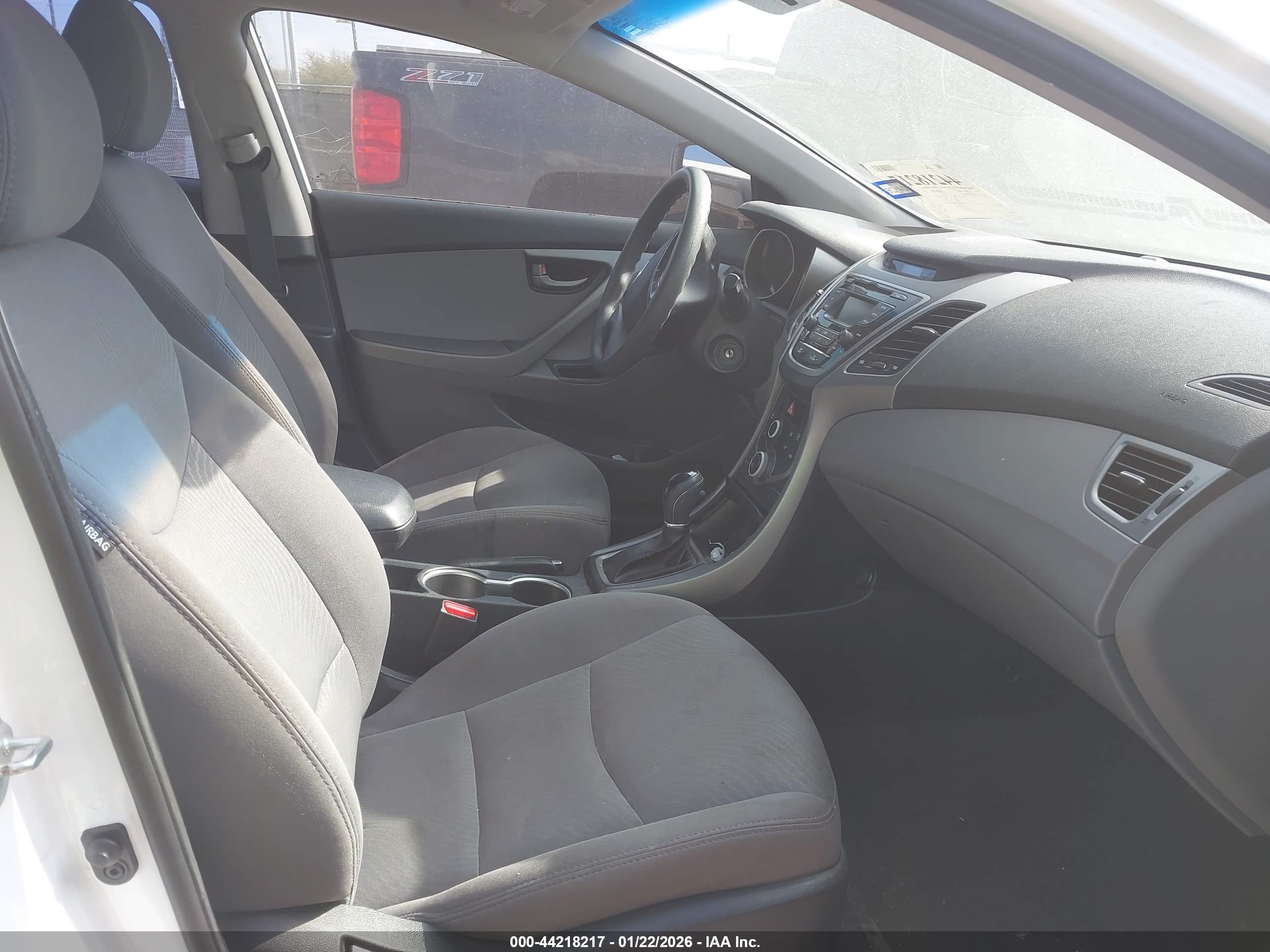 HYUNDAI ELANTRA image 5