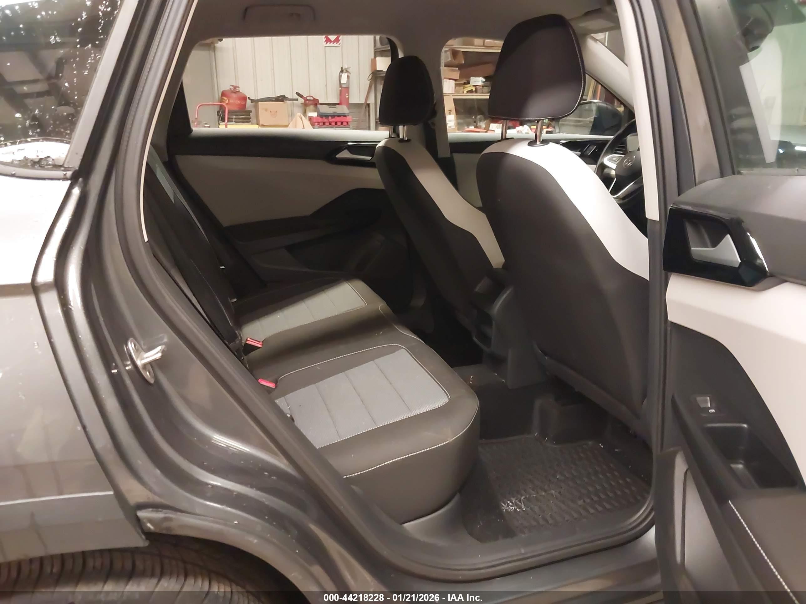 VOLKSWAGEN TAOS image 8