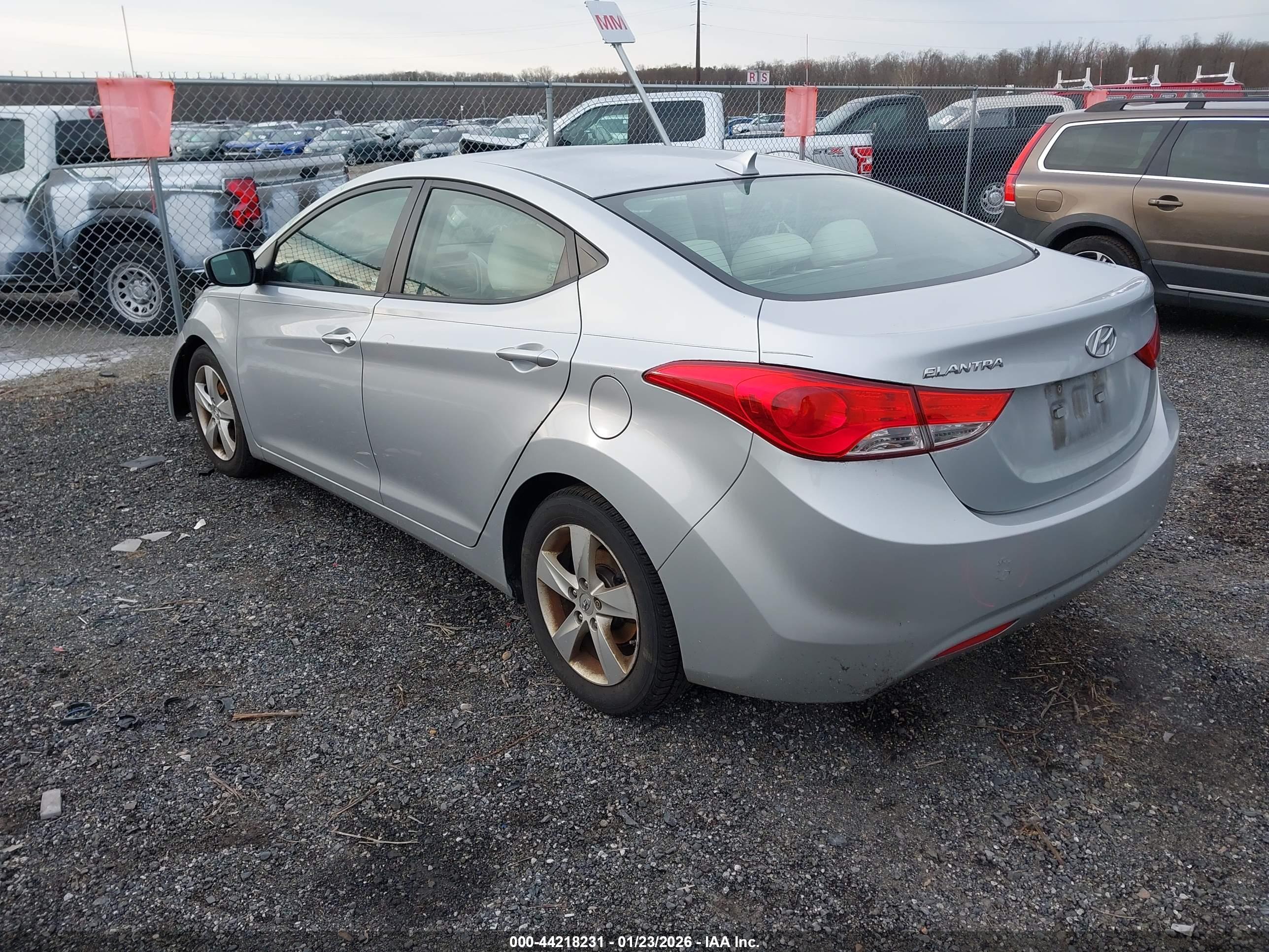 HYUNDAI ELANTRA image 3