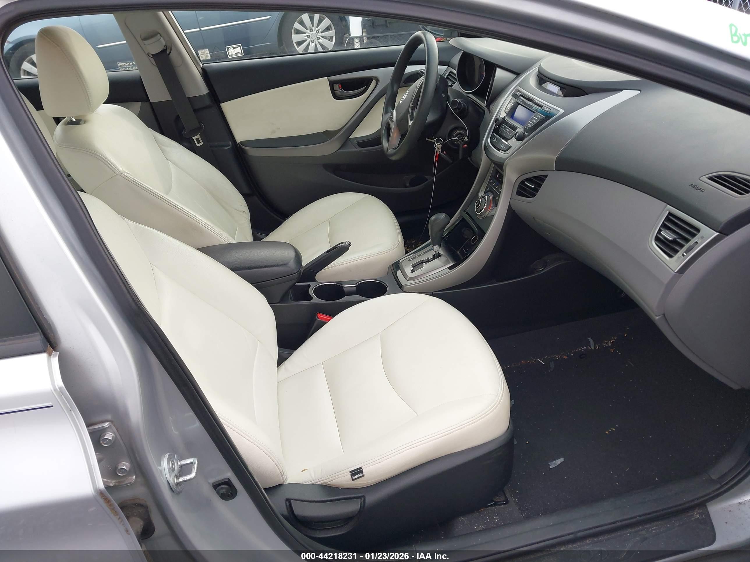 HYUNDAI ELANTRA image 5