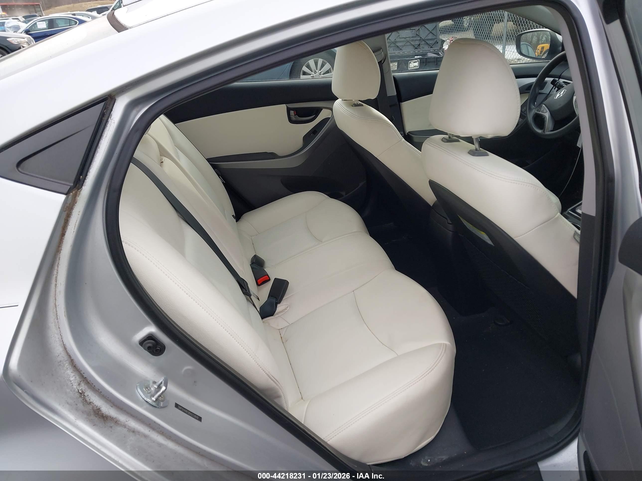 HYUNDAI ELANTRA image 8