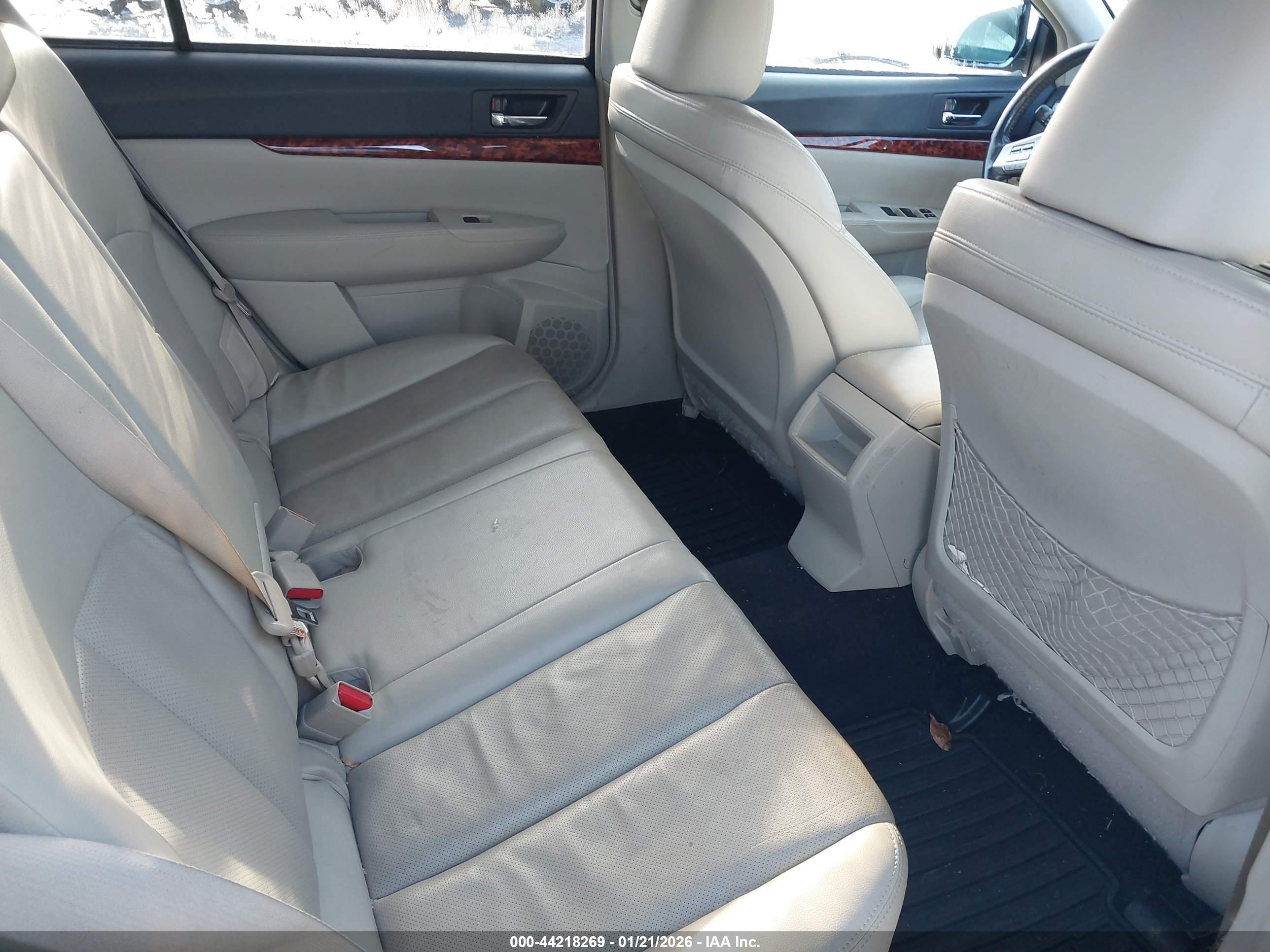 SUBARU OUTBACK image 8